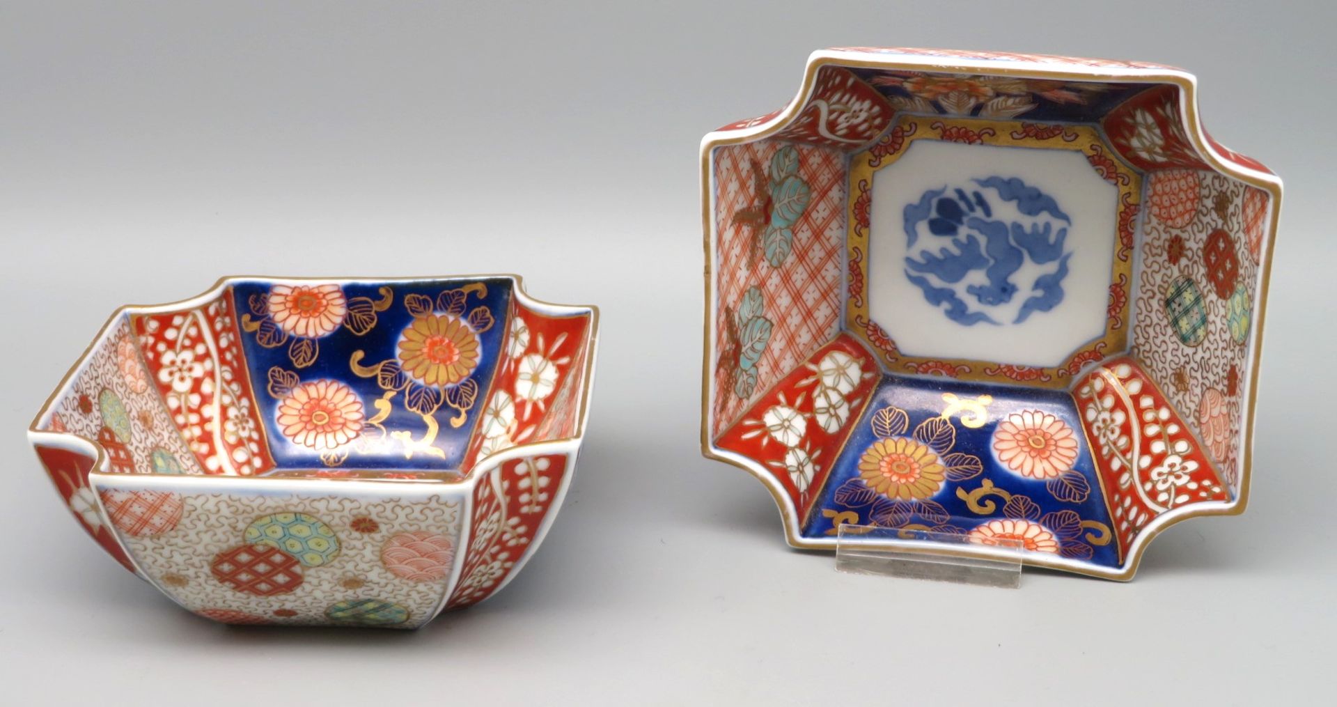 2 Schalen, Japan, Imari, Weißporzellan mit feiner, polychromer Bemalung von Blüten und Goldmalerei,