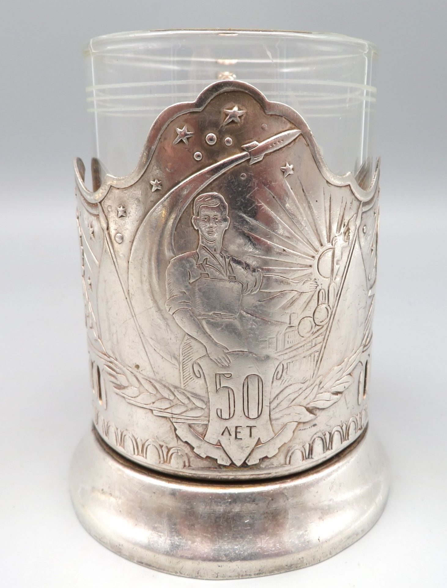 Teeglashalter, Russland, versilberte Montur mit Reliefdekor von Sputnik, gem., h 11 cm, d 11 cm. - Image 2 of 4