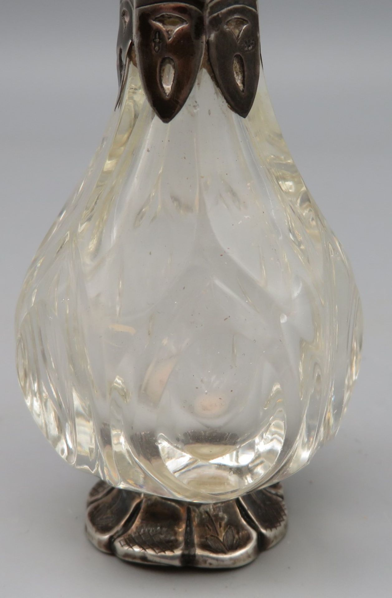 Parfumflakon, 19. Jahrhundert, farbloses Bleikristall geschliffen, Silbermontur, rest., h 12 cm, d - Image 2 of 2