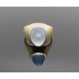 Damenring mit Mondstein-Cabochon, Gelbgold 750/000, punziert, 8,47 g, Ringgr. 53.