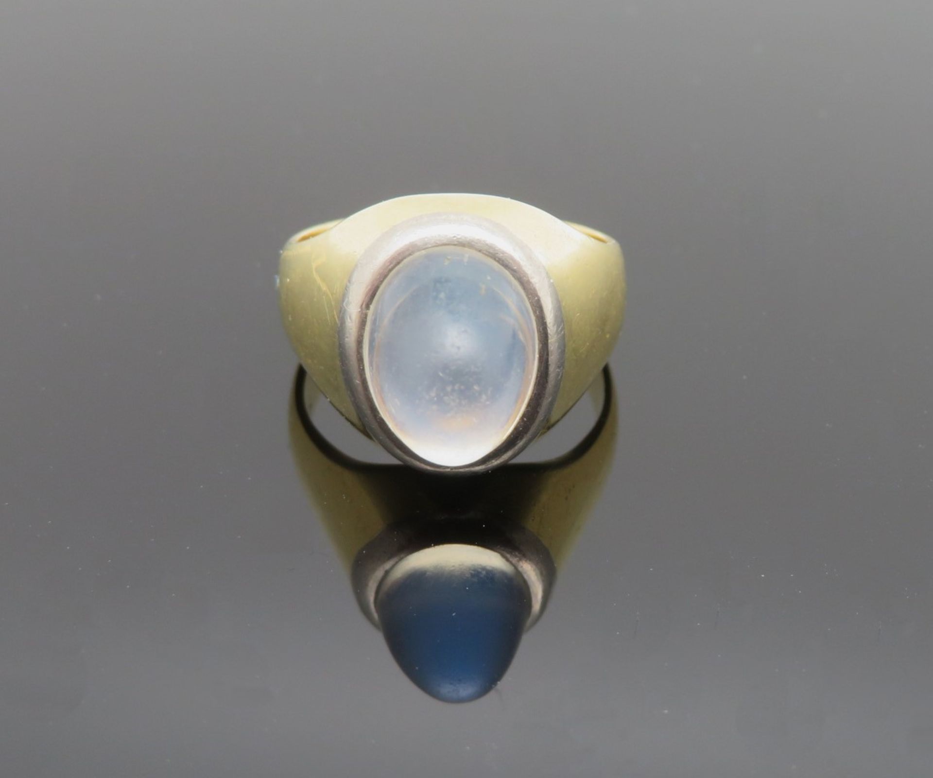 Damenring mit Mondstein-Cabochon, Gelbgold 750/000, punziert, 8,47 g, Ringgr. 53.