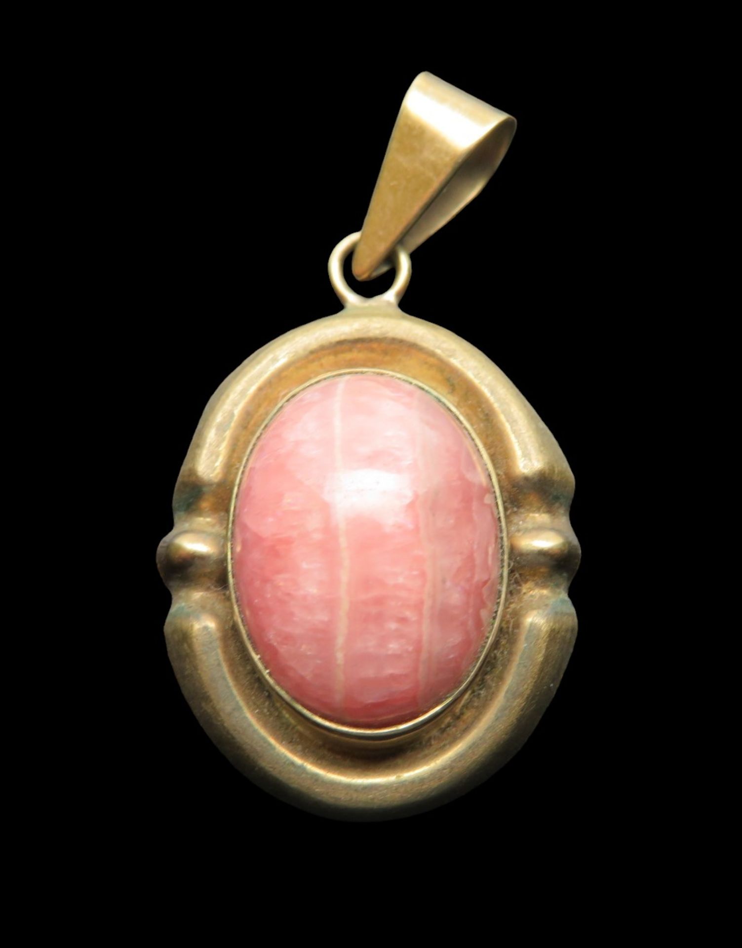 Anhänger mit Rhodochrosit-Cabochon, um 1900, Gelbgold 333/000, punziert, 4,40 g, 3,6 x 2 cm.