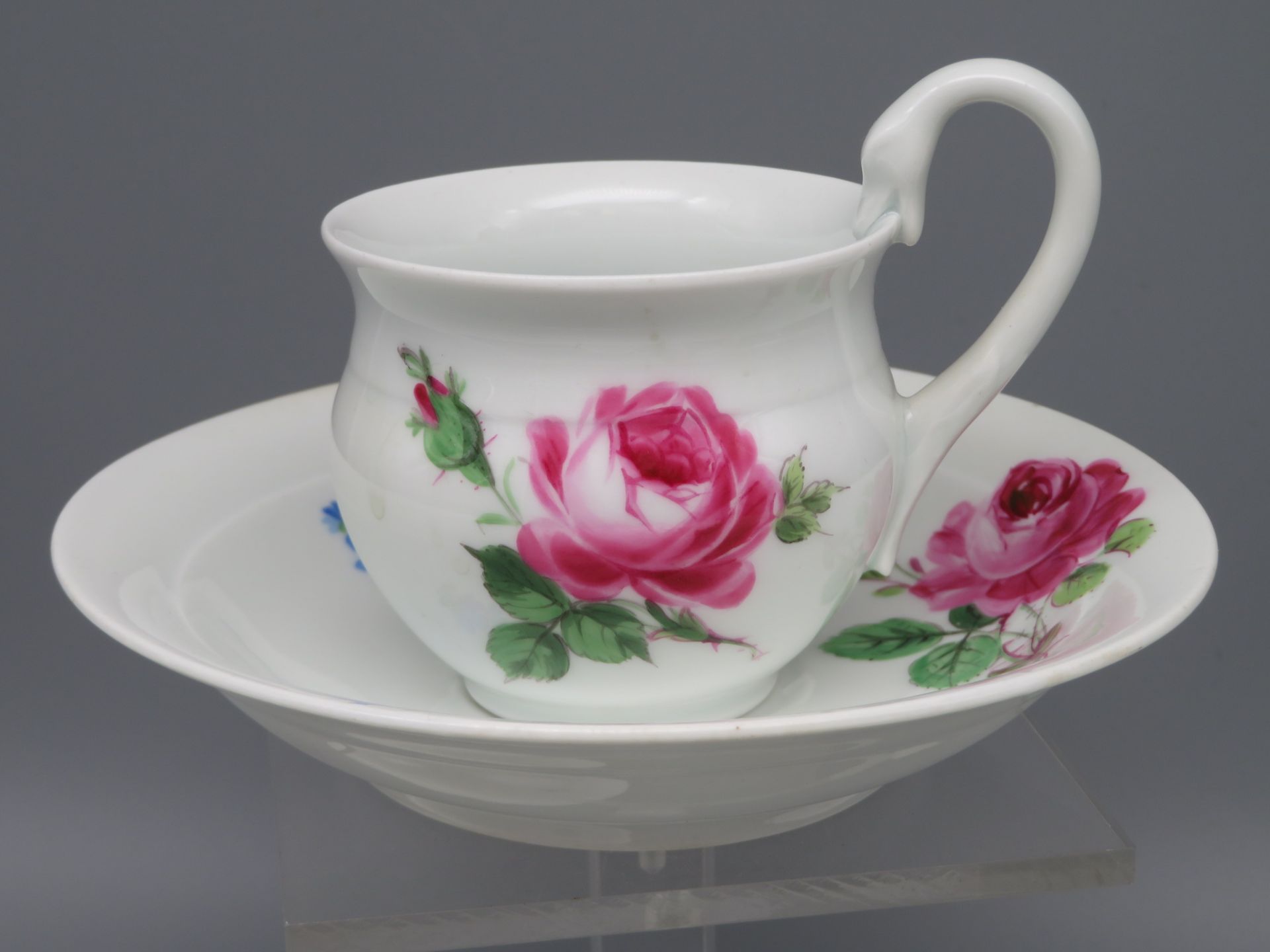 5 Kaffeetassen mit UT, Meissen, Biedermeier, 19. Jahrhundert, Weißporzellan mit polychromer Blumenm - Image 2 of 3