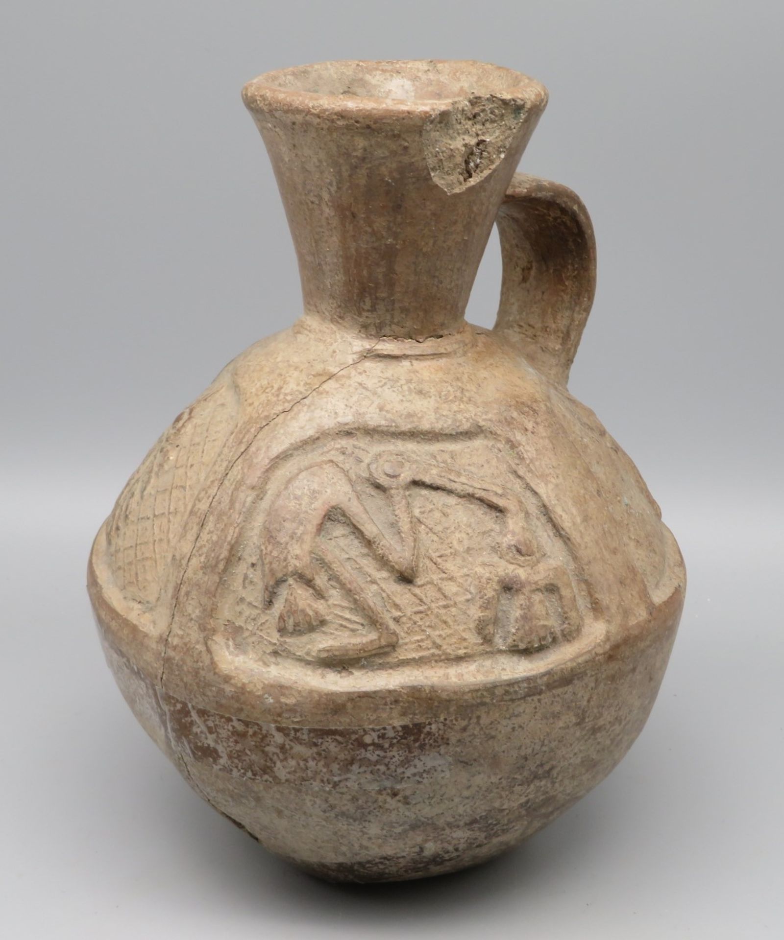 Antiker Henkelkrug, wohl Südamerika, wohl Chimú Kultur, Ton, Sprung in Wandung, h 22 cm, d 16 cm. - Image 2 of 3
