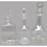 3 diverse Karaffen, farbloses Glas, h 30/31/34 cm.