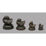 4 diverse Opiumgewichte, Burma, antik, Bronze, Höhe 2,7 bis 5,2 cm.