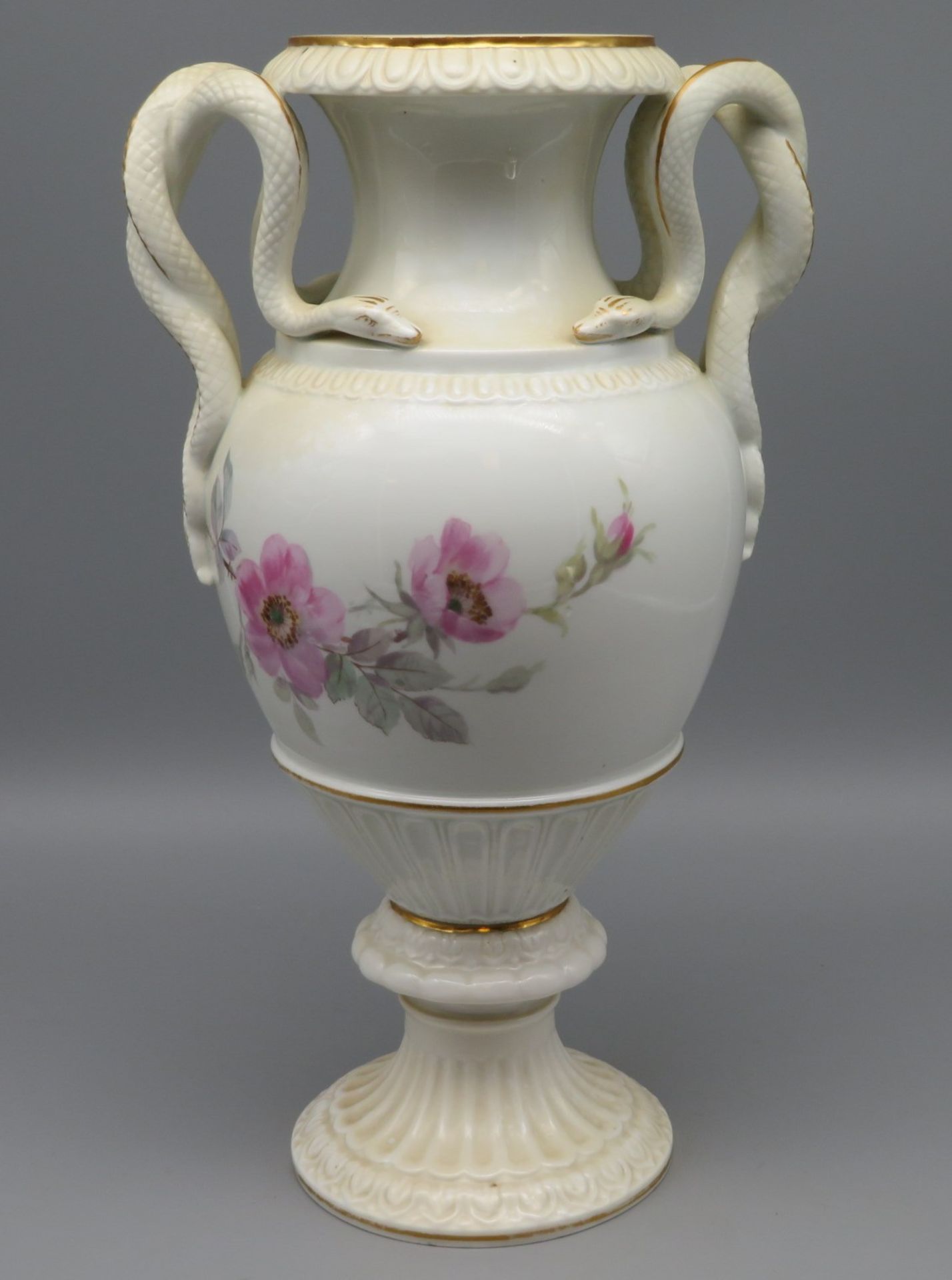 Schlangen-Henkelvase, Meissen, um 1900, Weißporzellan mit polychromer Bemalung und Goldstaffage, se - Image 2 of 4