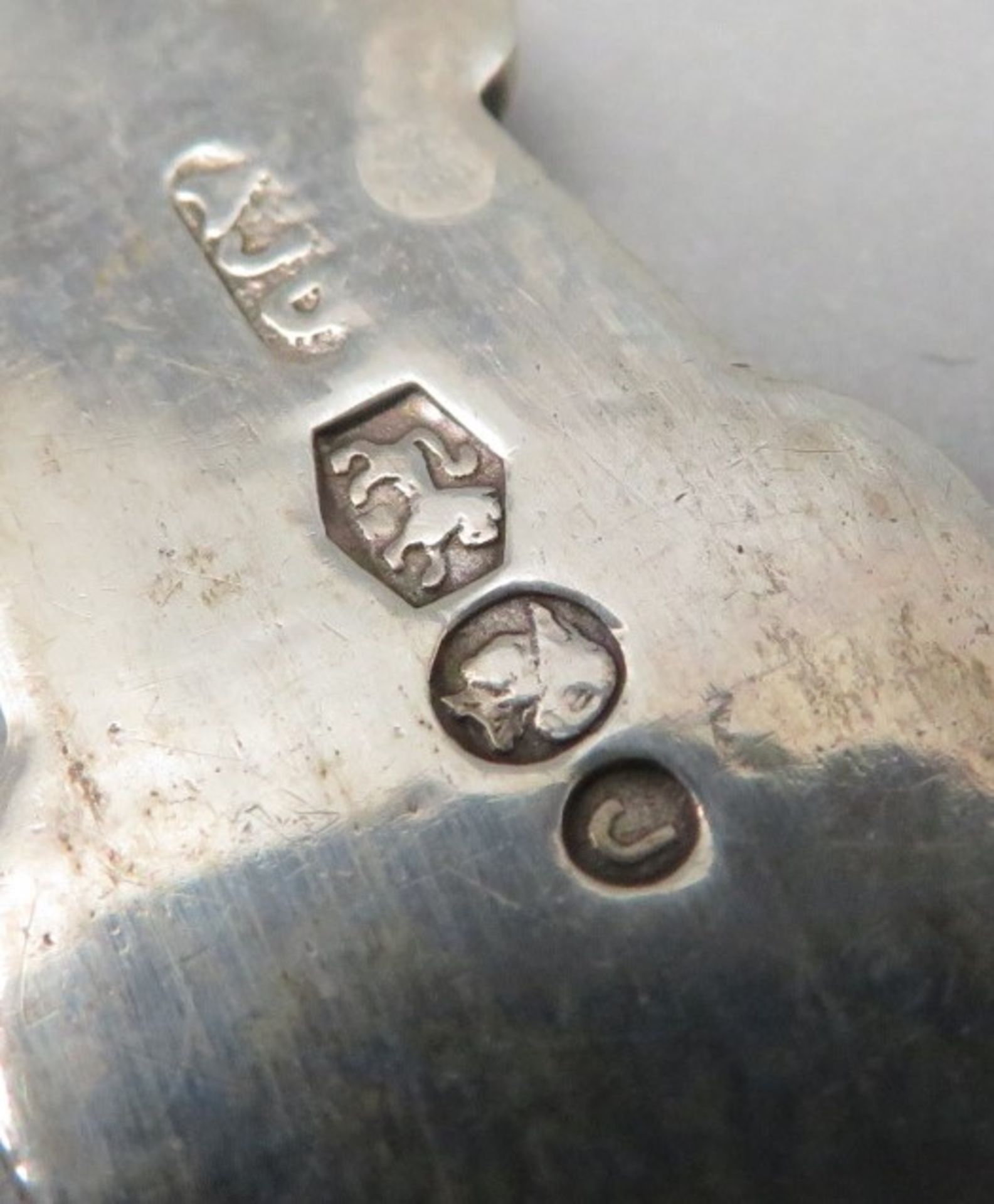 2 Vorlegegabeln, 19. Jahrhundert, Silber 835/000, punziert, 27,3 g, ziselierter Griff, l 13 cm. - Bild 2 aus 2