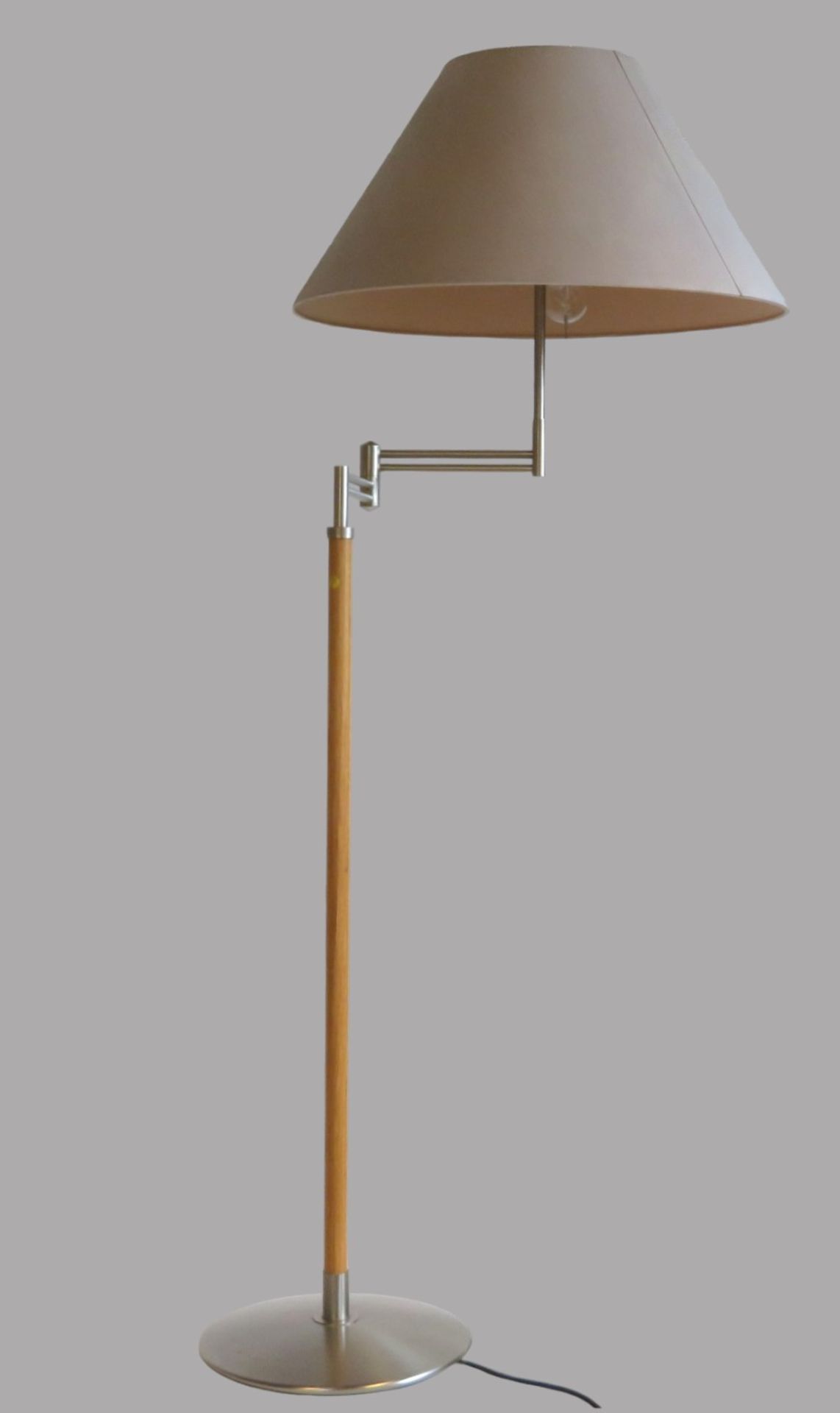 Designer Stehlampe, furnierter Standfuß, h 144 cm, d 56 cm.