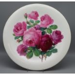 Großer Teller, Meissen, Weißporzellan mit polychromer Bemalung von Rosen, unterglasurblaue Schwerte