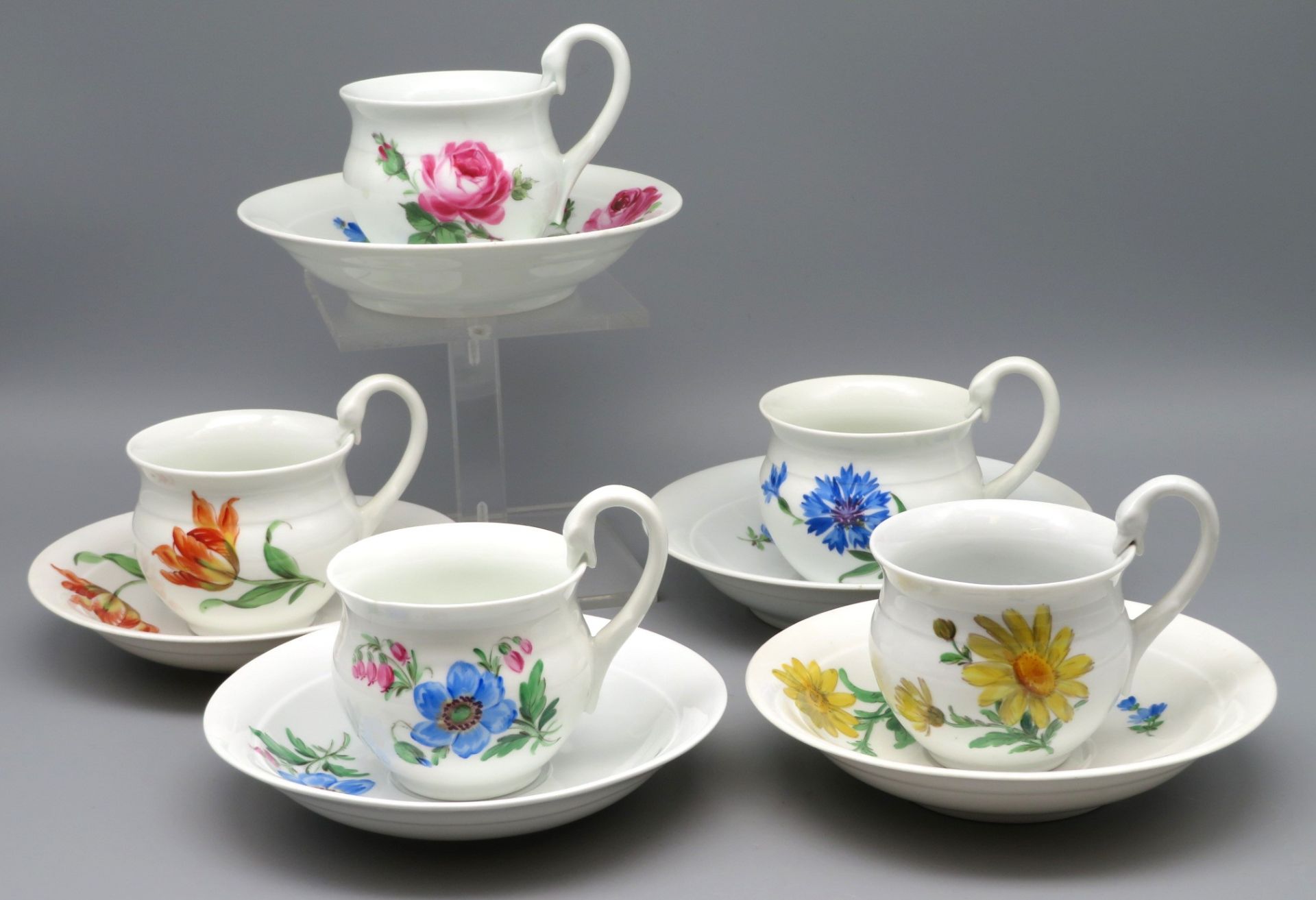 5 Kaffeetassen mit UT, Meissen, Biedermeier, 19. Jahrhundert, Weißporzellan mit polychromer Blumenm