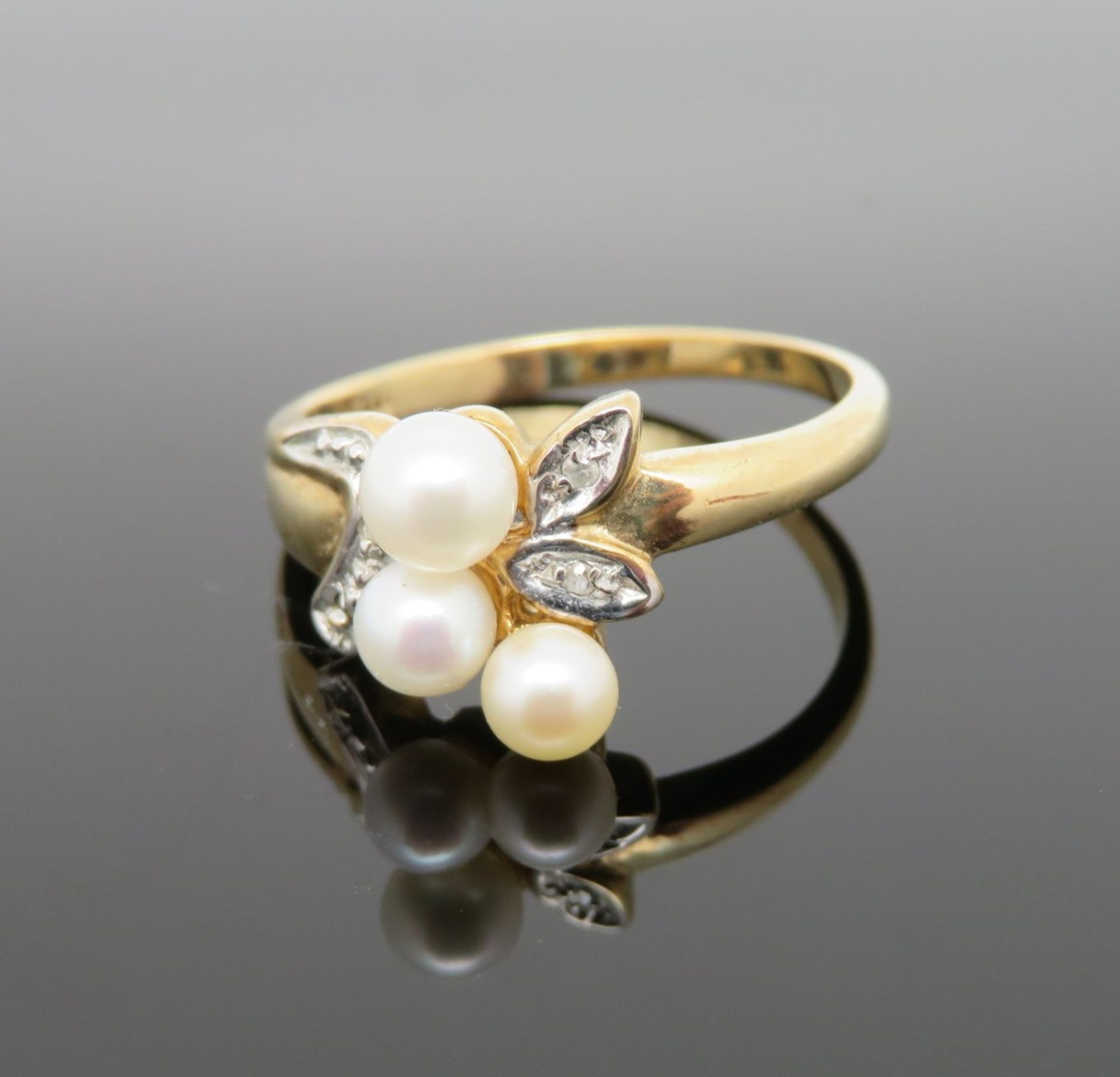 Hübscher Diamant-Ring mit Perlen, Ringkopf besetzt mit 3 weißen Akoya-Zuchtperlen in feinem Lüster,