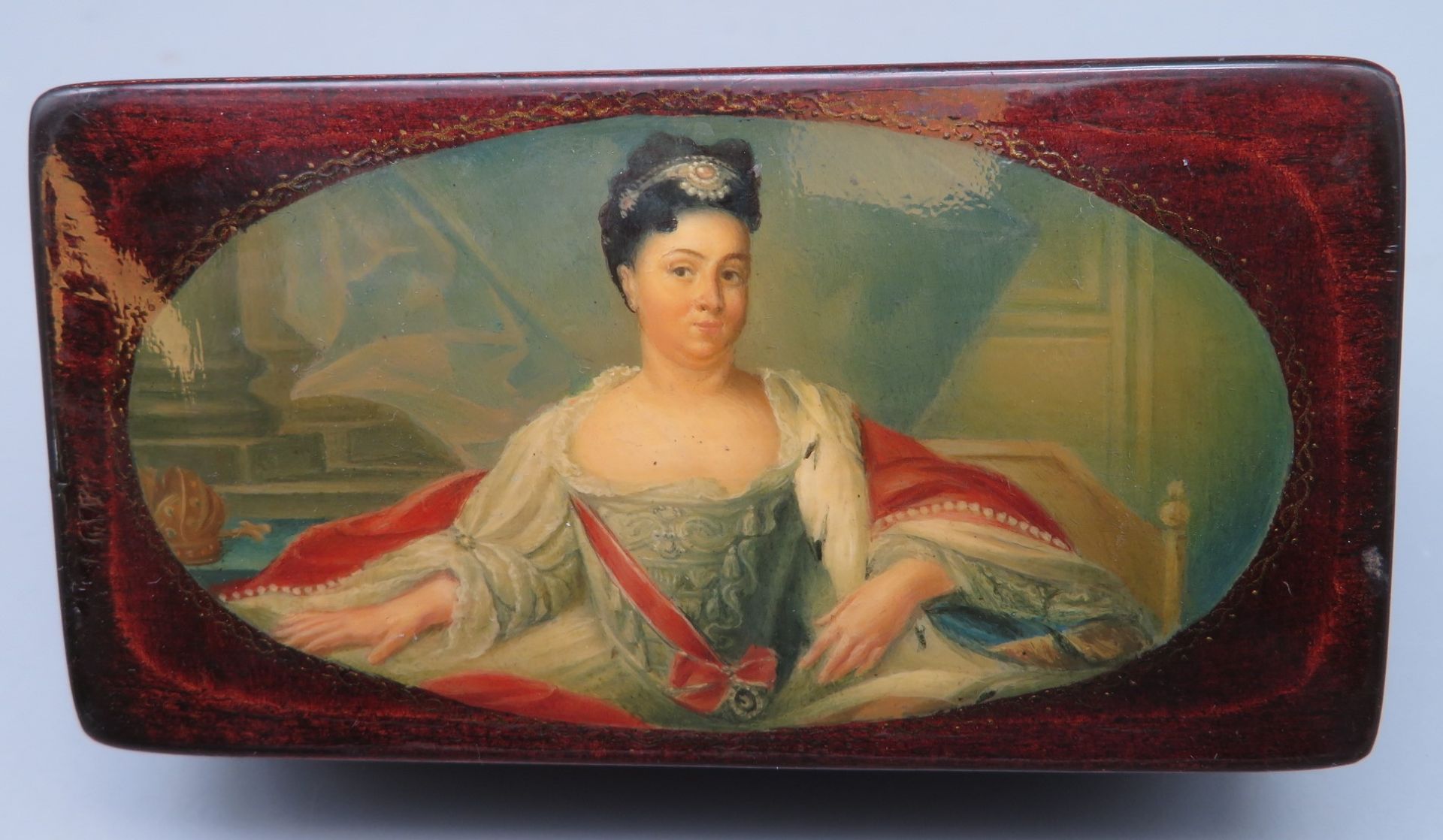 Kleine Schatulle, wohl Russland, Palech, Deckel mit Miniaturmalerei "Porträt einer Adeligen". farbi