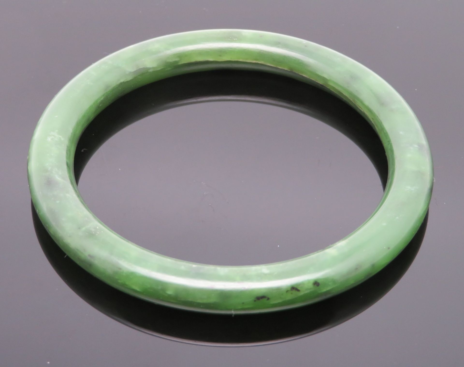 Jade-Armreif, vollmassiv gearbeiteter Jade-Armreif aus natürlicher, waldgrüner und ungefärbter Jade