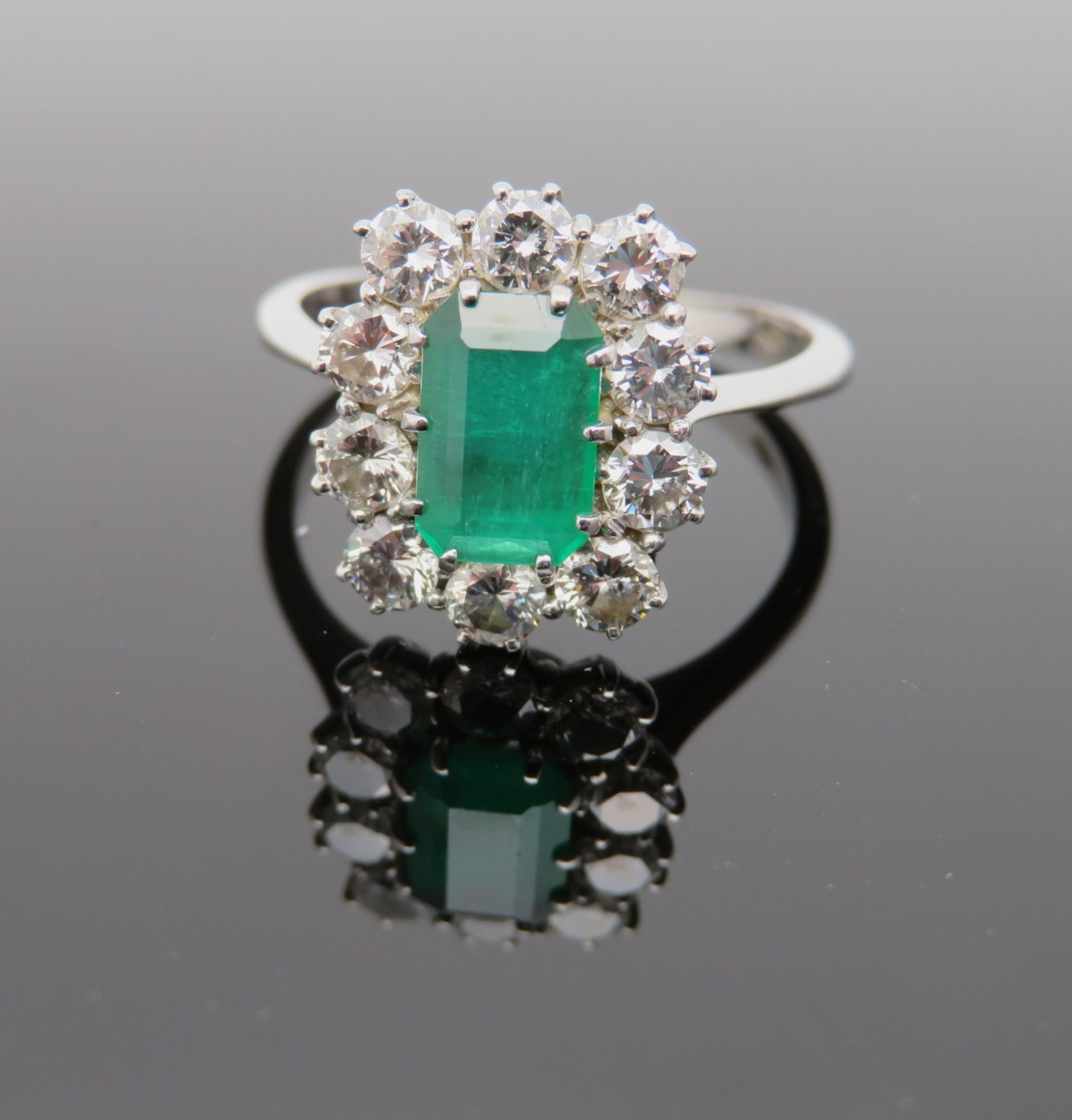 Entourage-Ring, facettierter Smaragd, ca. 0,80 ct, entouriert von 10 Brillanten, zus.ca. 1 ct, WVSI - Image 2 of 2