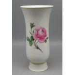 Hohe Vase, Meissen, Rote Rose, Weißporzellan mit polychromer Blütenmalerei, unterglasurblaue Schwer