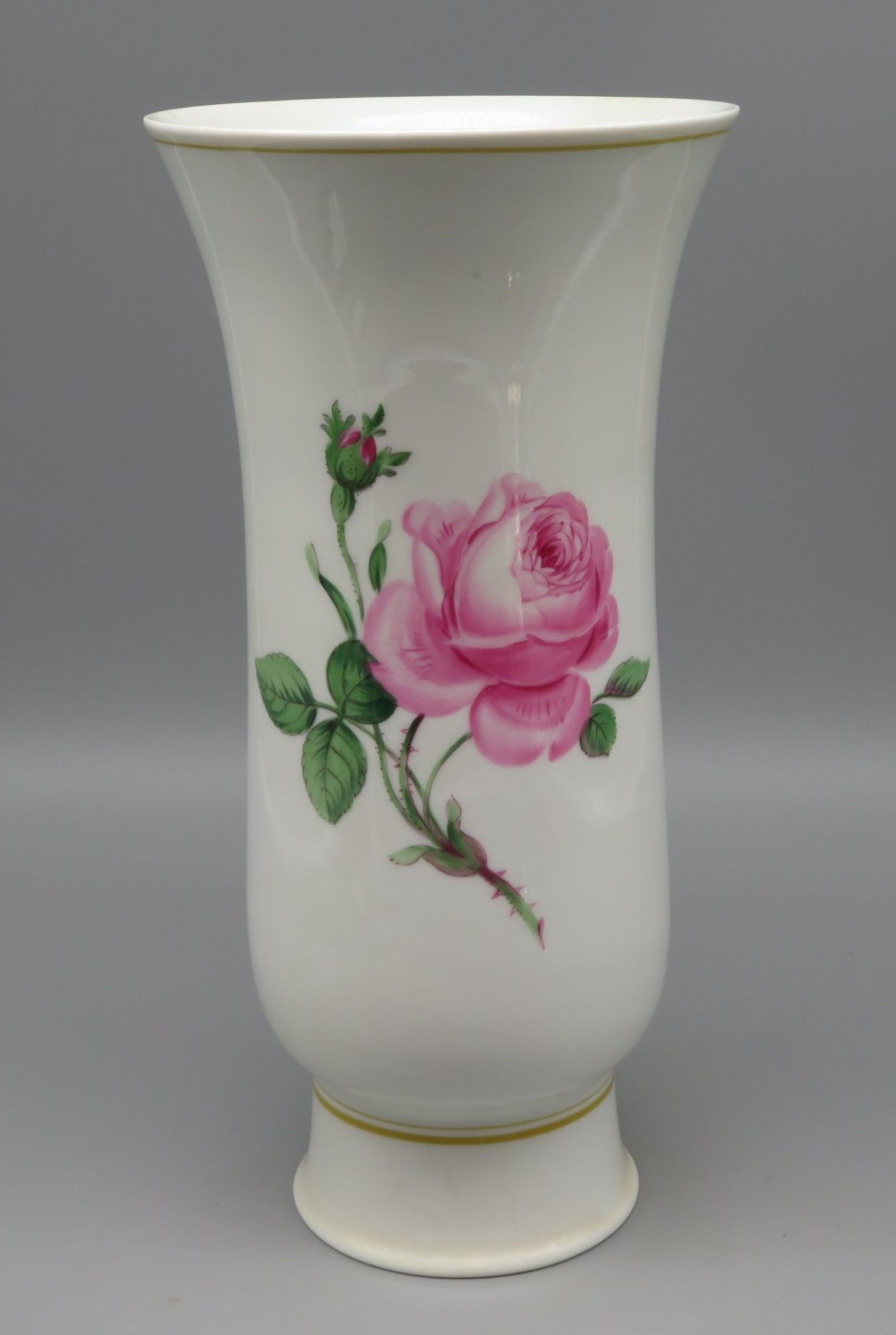 Hohe Vase, Meissen, Rote Rose, Weißporzellan mit polychromer Blütenmalerei, unterglasurblaue Schwer