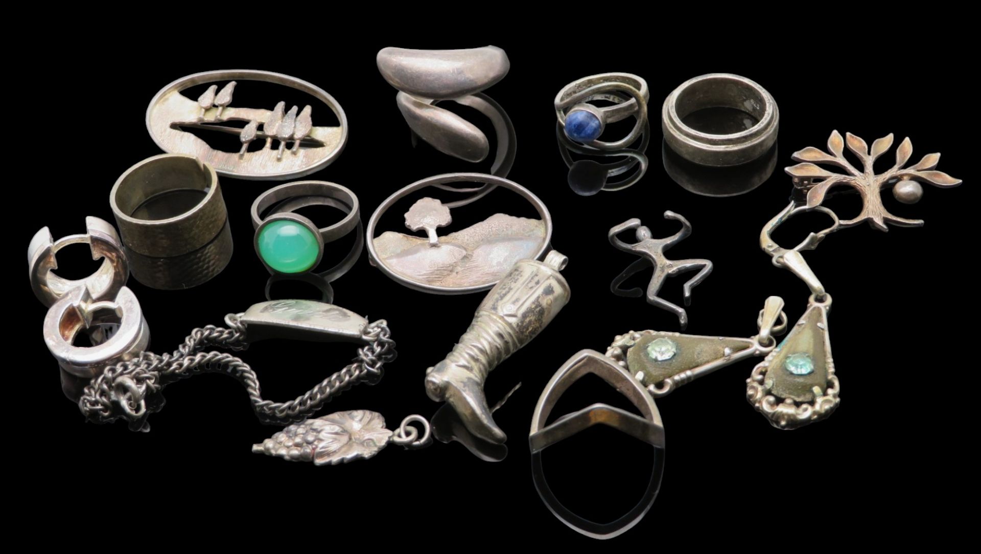 16 teiliges Konvolut diversen Silberschmucks, bestehend aus 6 Ringen, 3 Broschen, 4 Ohrhängern, 2 A