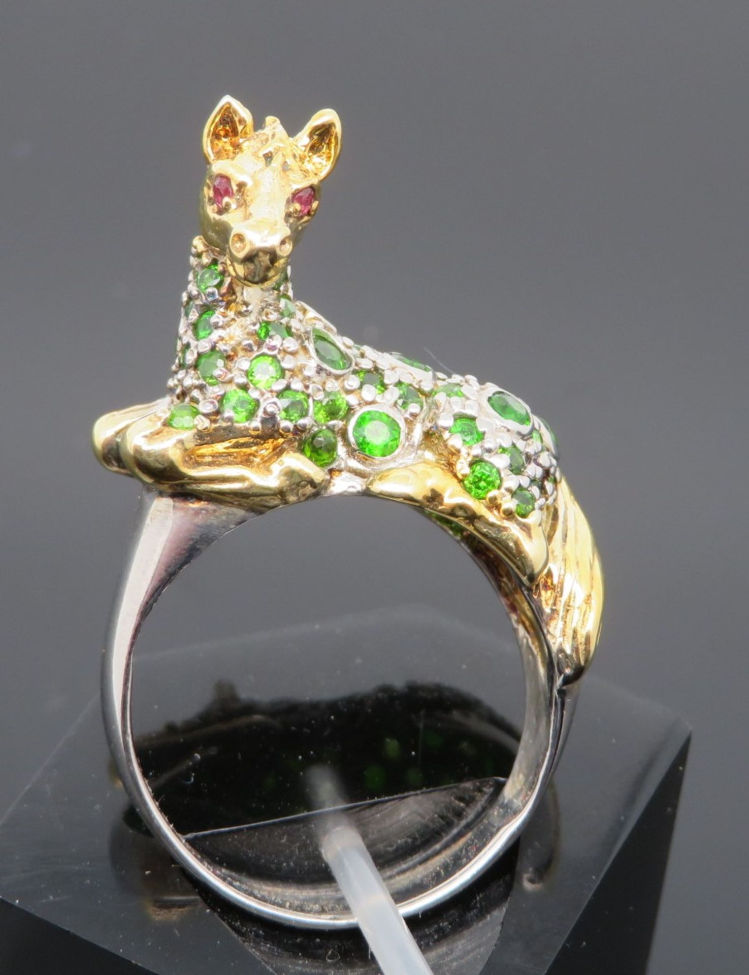 Statement-Ring mit plastisch gestaltetem, liegendem Pferd, dieser mit reichem russischem Chromdiops