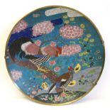 Großer Cloisonné Teller, Japan, 19. Jahrhundert, farbiger Zellenschmelz mit Dekor von Hahn und Henn