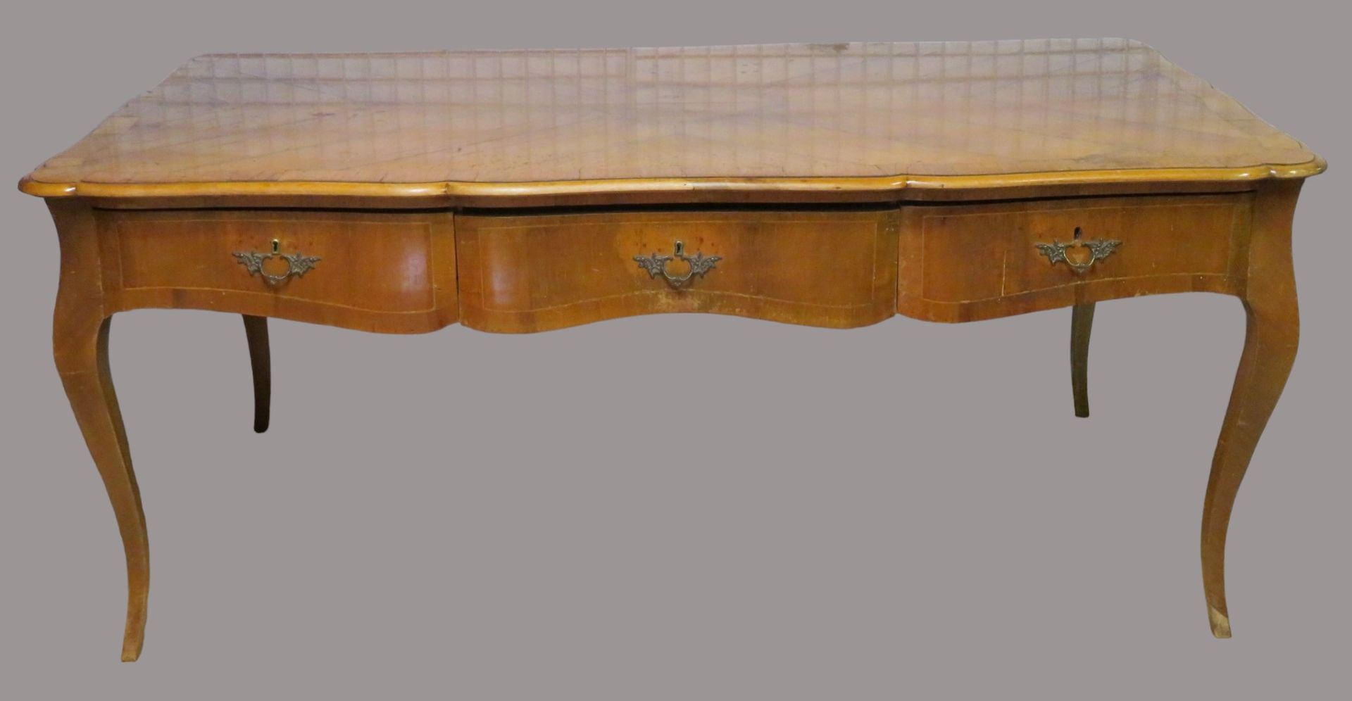 Bureau-Plat, Louis-XVI.-Stil, 1. Hälfte 20. Jahrhundert, Nussbaumfurnier, 78 x 179 x 91 cm.