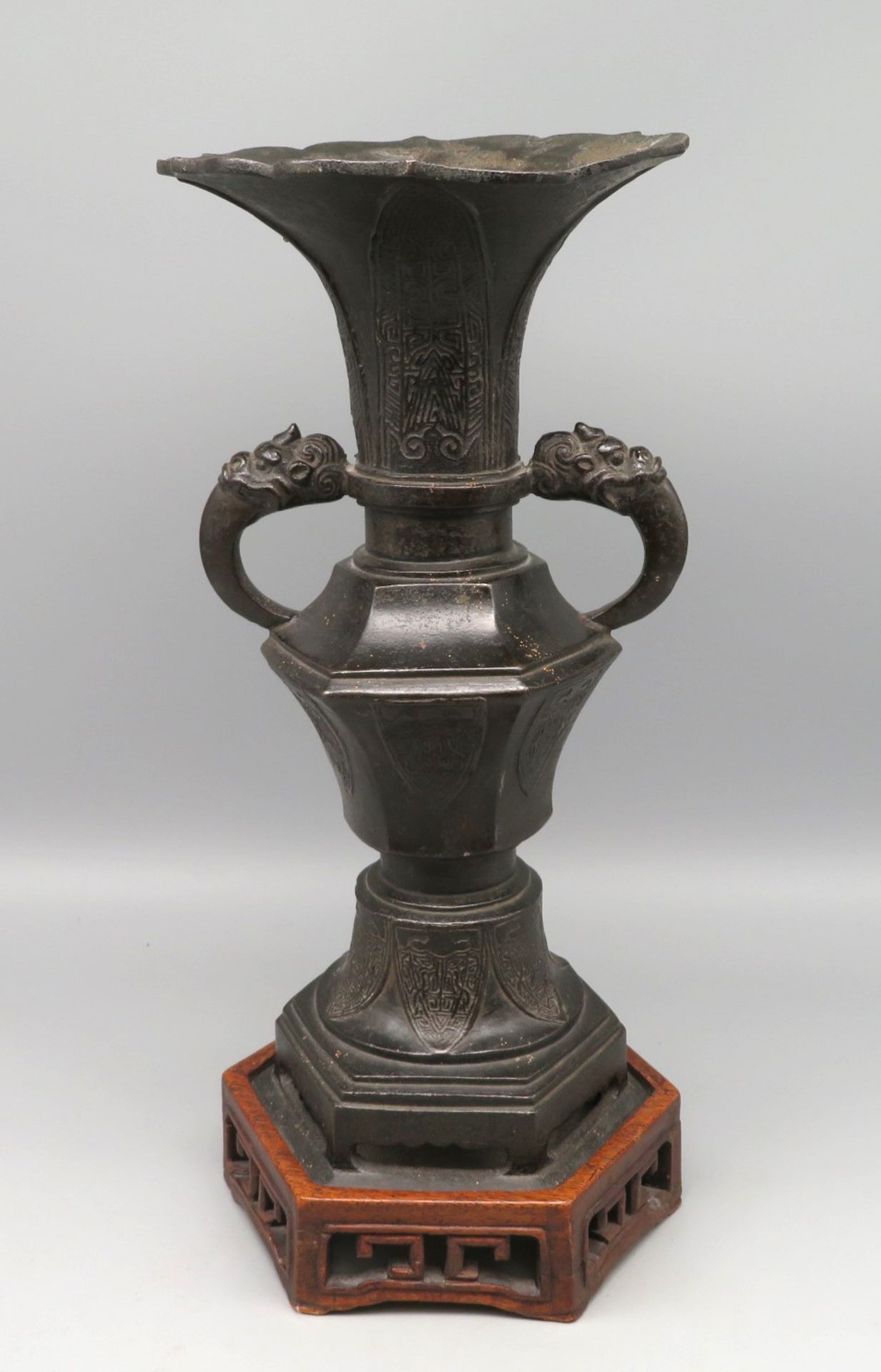 Antike Henkelvase, China, wohl Ming Dynastie, Bronze mit reichem Reliefdekor, seitliche Handhaben i