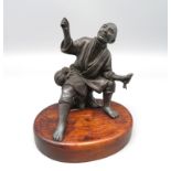 Sitzender Fischer, Japan, Meiji Periode, 1868 - 1912, um 1900, Bronze, ovaler Holzsockel, Angelrute