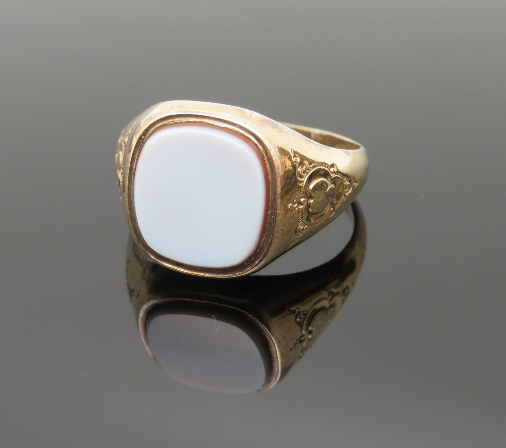 Historischer Ring mit Lagestein in Etui, Historismus, um 1900, Gelbgold 585/000, punziert, 3,8 g, R