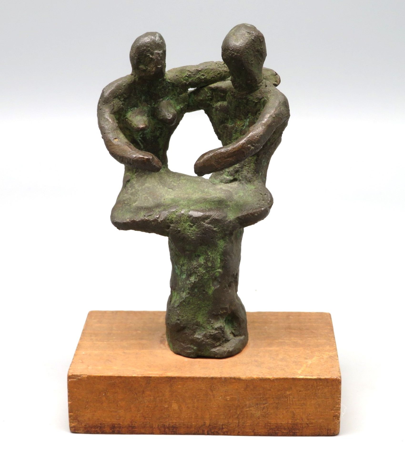 Unbekannter Bildhauer, 1960er Jahre, Liebespaar, Bronze patiniert, 11 x 6,5 x 4 cm.