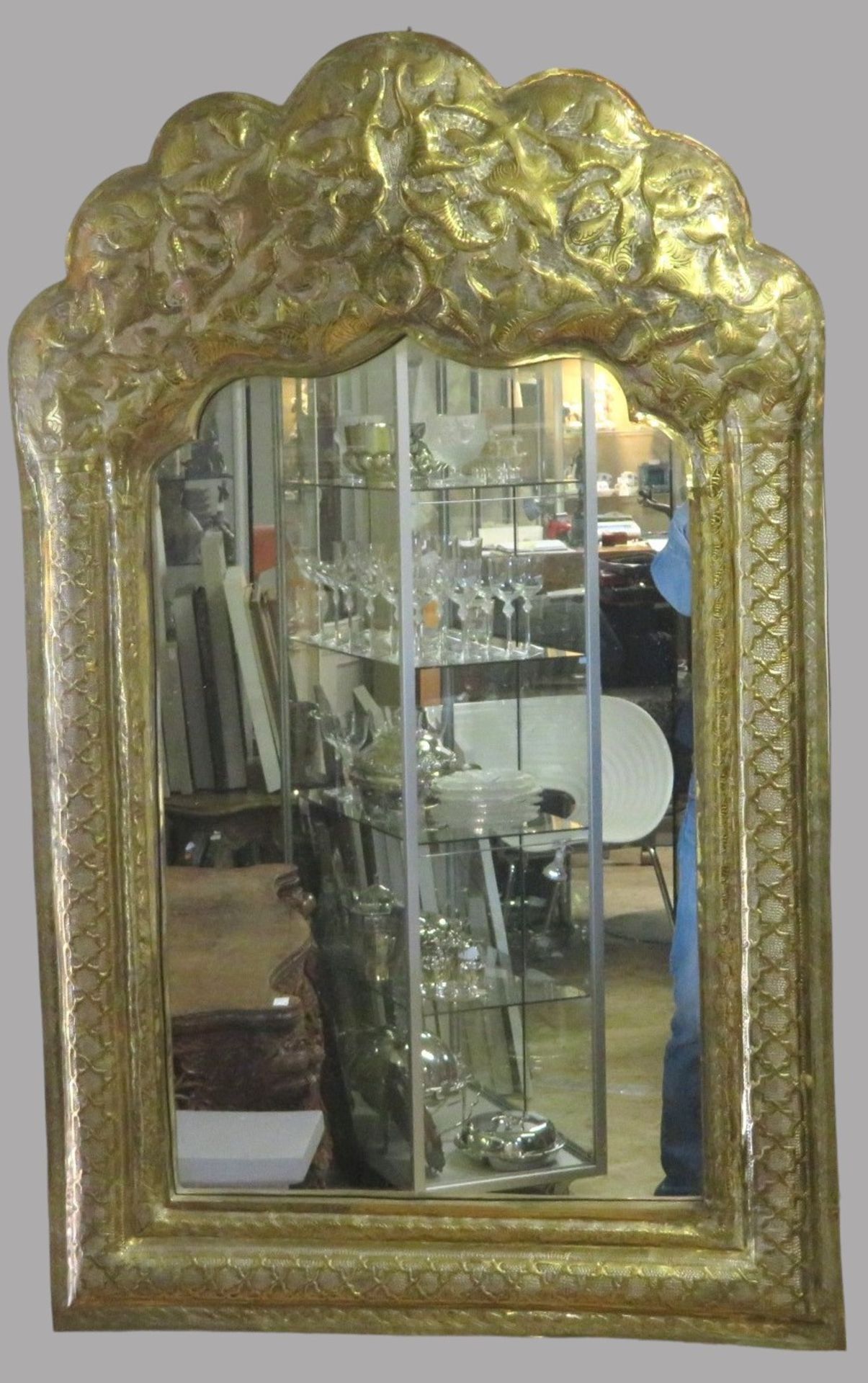 Großer Spiegel, Persien, Messing in floraler Manier handgetrieben, 113 x 69 x 5 cm.