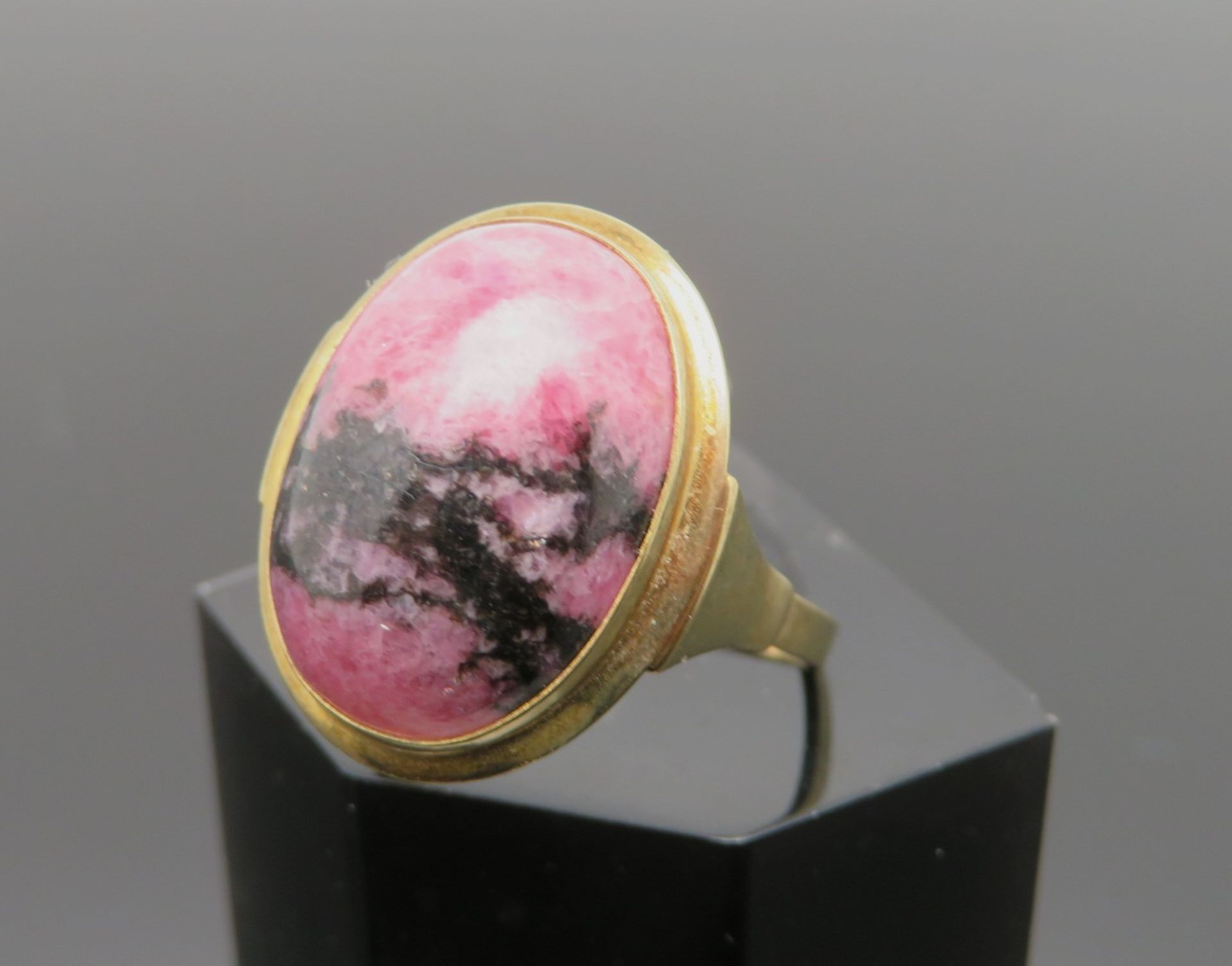 Damenring mit großem Rhodochrosit-Cabochon, Gelbgold 333/000, punziert, 5,31 g, Ringkopf 2 x 1,7 cm