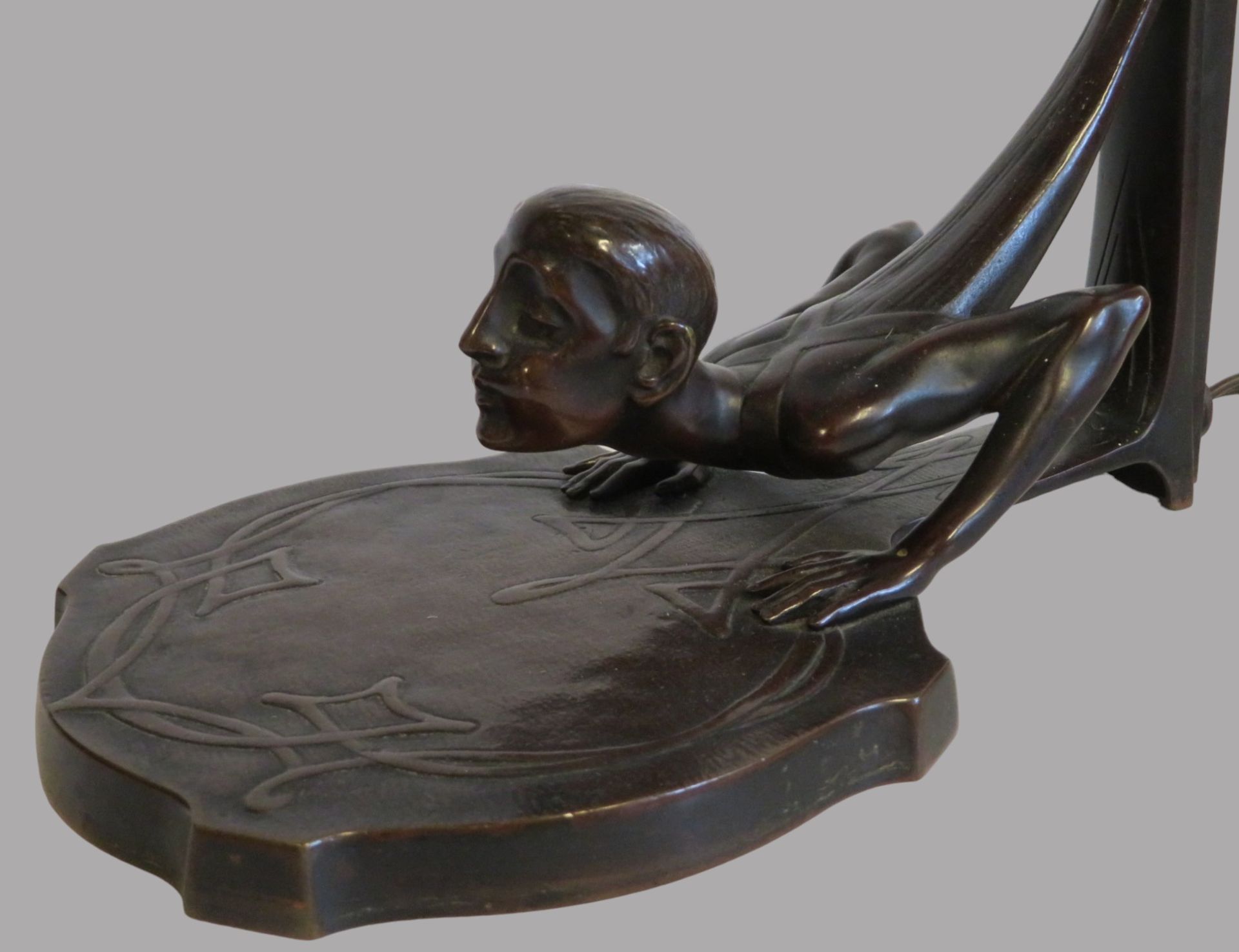 Ikonische Tischlampe, Art Nouveau, um 1910, Bronze mit reichem Reliefdekor, Schirm mit granatroten  - Bild 2 aus 2