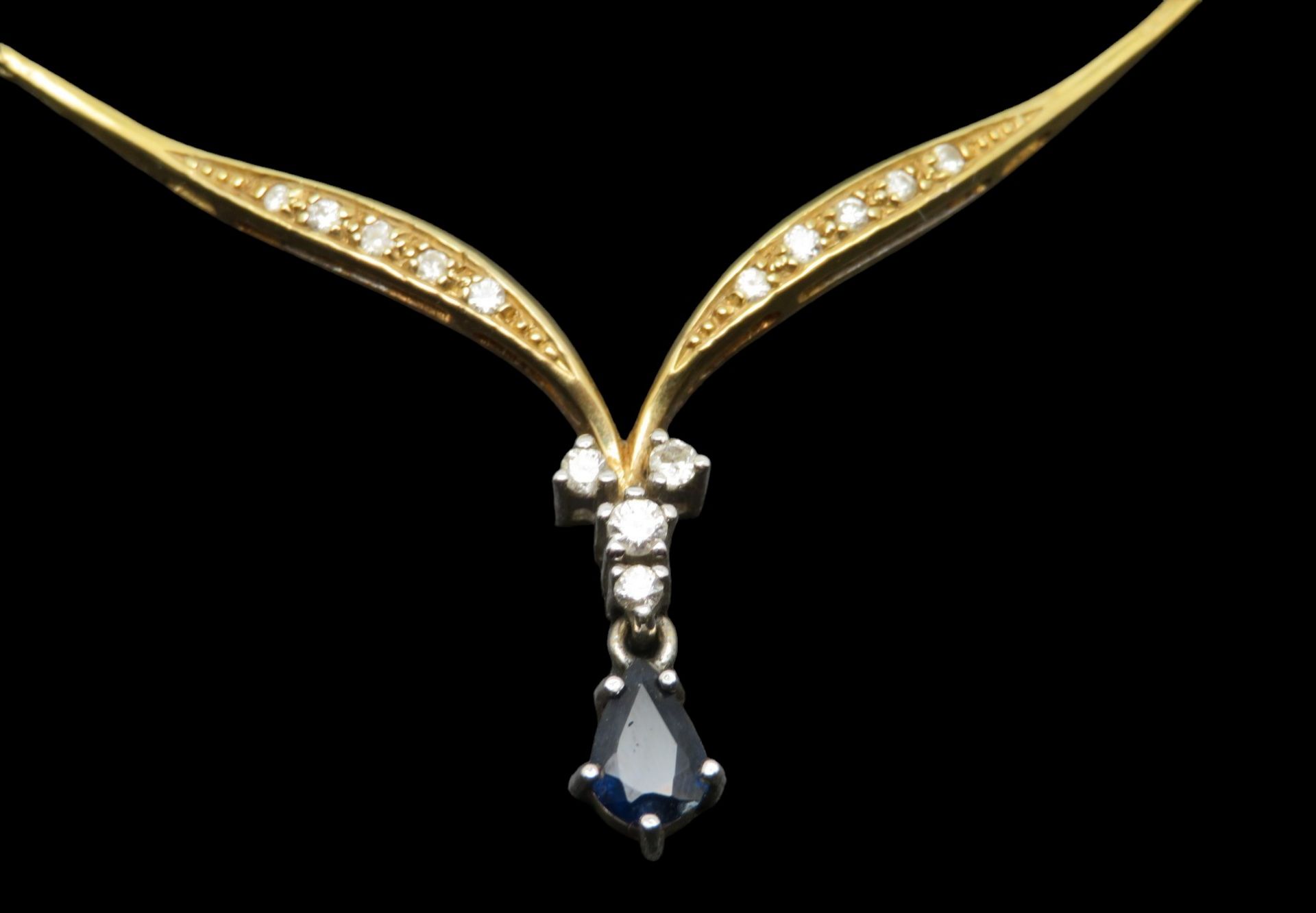 Collier, V-förmige Schauseite, 14 Brillanten, zus.ca. 0,28 ct, Saphir, Tropfenschliff, ca. 0,22 ct, - Bild 2 aus 2