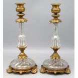 Paar eleganter Kerzenleuchter, Frankreich, 19. Jahrhundert, farbloses Kristallglas geschliffen, feu