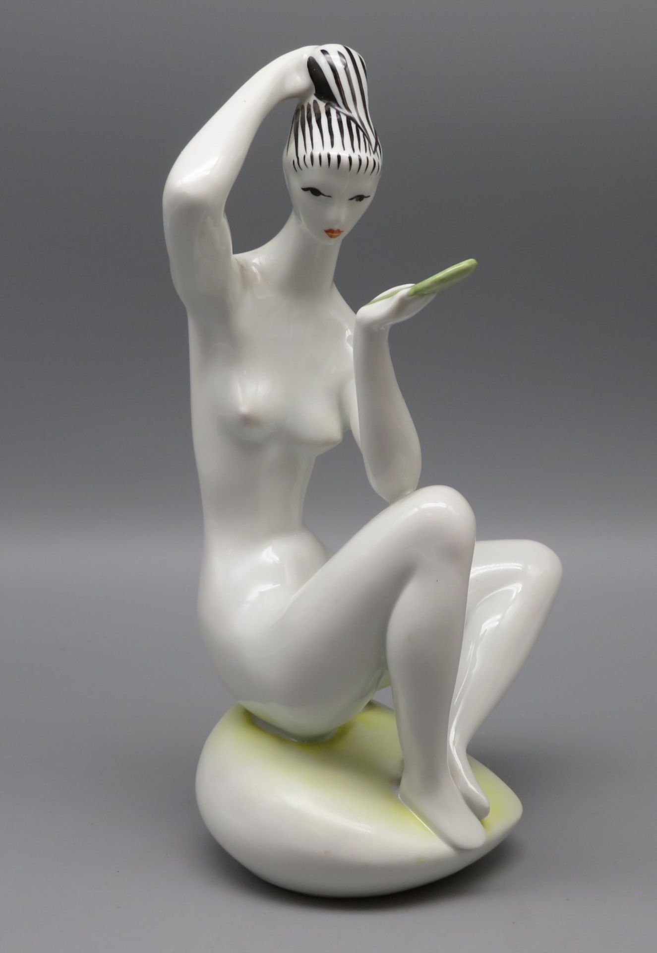 Porzellanfigur, Weiblicher, sitzender Akt mit Handspiegel, Ungarn, Zsolnay, Pècs, Entwurf János Tör