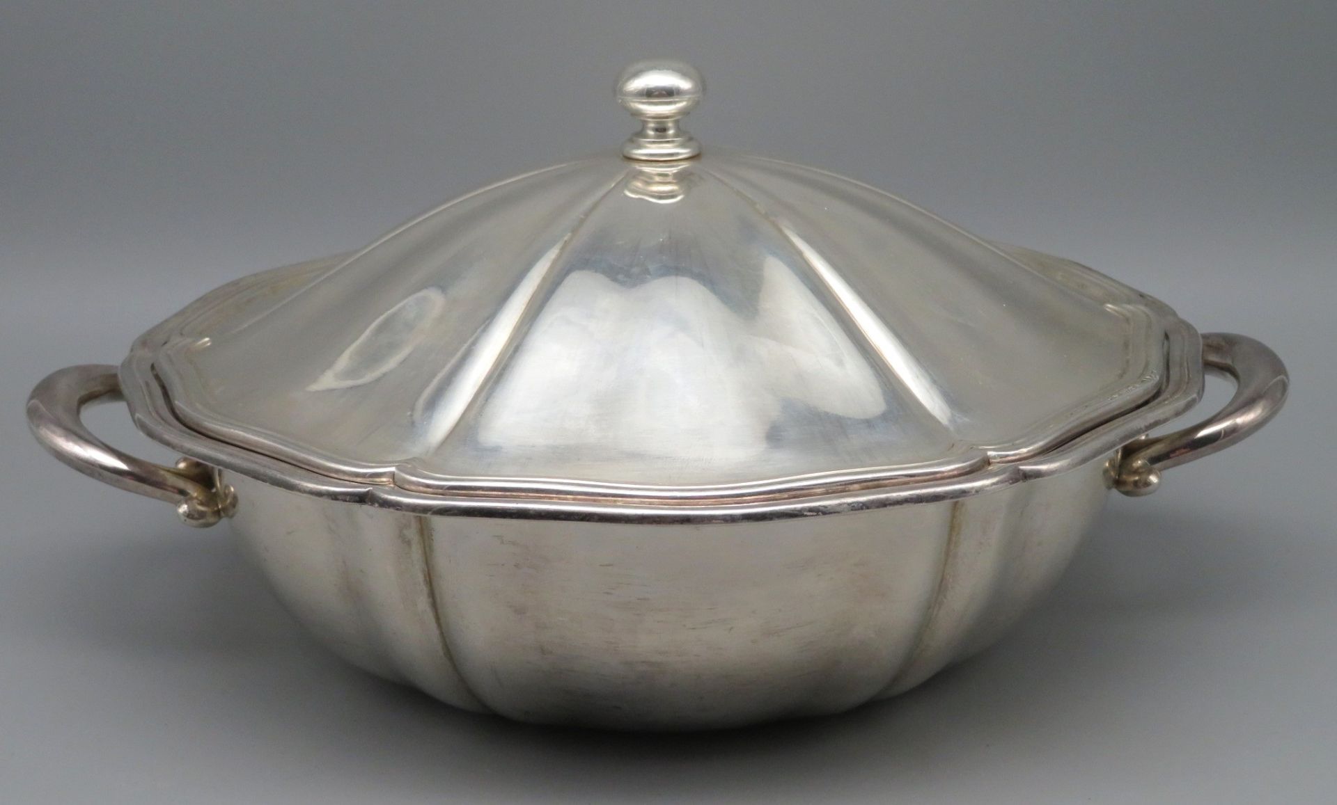 Deckelterrine, Schweden, Malmö, Gustav A. Dahlgren, 1917 (Jahresmarke P7), Silber (S-Marke im Hexta