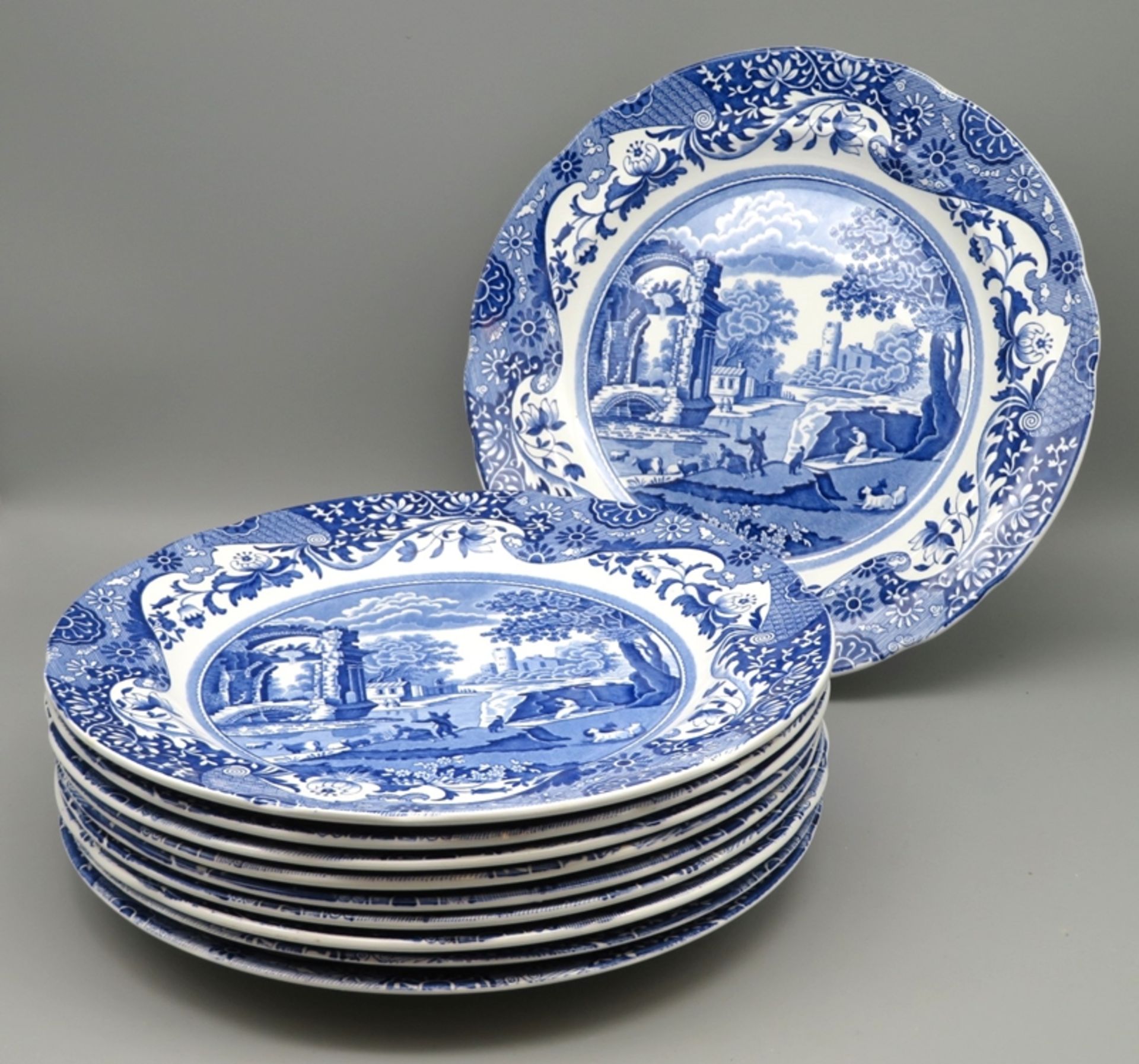 10 Teller, England, Spode, Porzellan mit blauem Blütendekor, h 2 cm, d 27 cm.