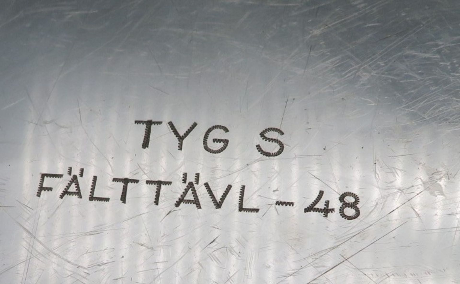 2 runde Tabletts mit abnehmbaren Henkeln, Schweden, versilbert, 1 x mit Gravur "Tyg S Fälttävl-48", - Bild 2 aus 2