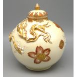 Vase, Satzuma, Japan, Meiji Periode, 1868 - 1912, um 1900, Weißporzellan mit polychromer Bemalung u