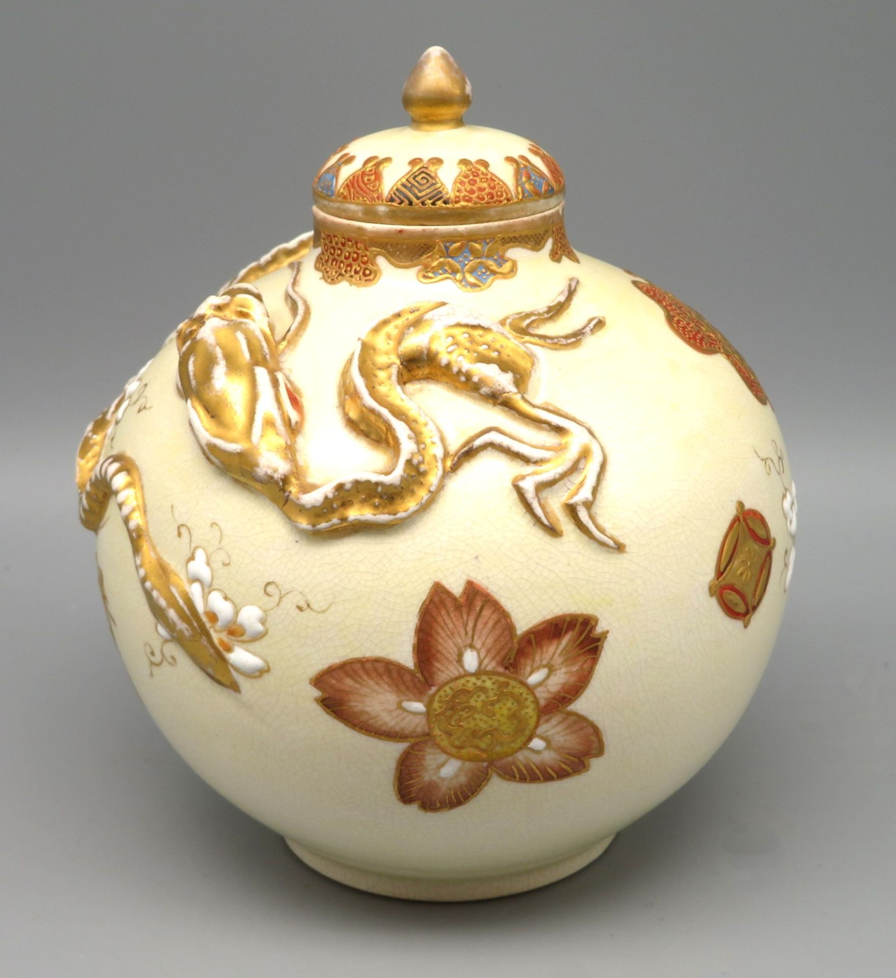 Vase, Satzuma, Japan, Meiji Periode, 1868 - 1912, um 1900, Weißporzellan mit polychromer Bemalung u