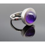 Vintage Damenring mit Amethyst-Cabochon, 1970/80er Jahre, Weißgold 585/000, punziert, 6,41 g, Ringk