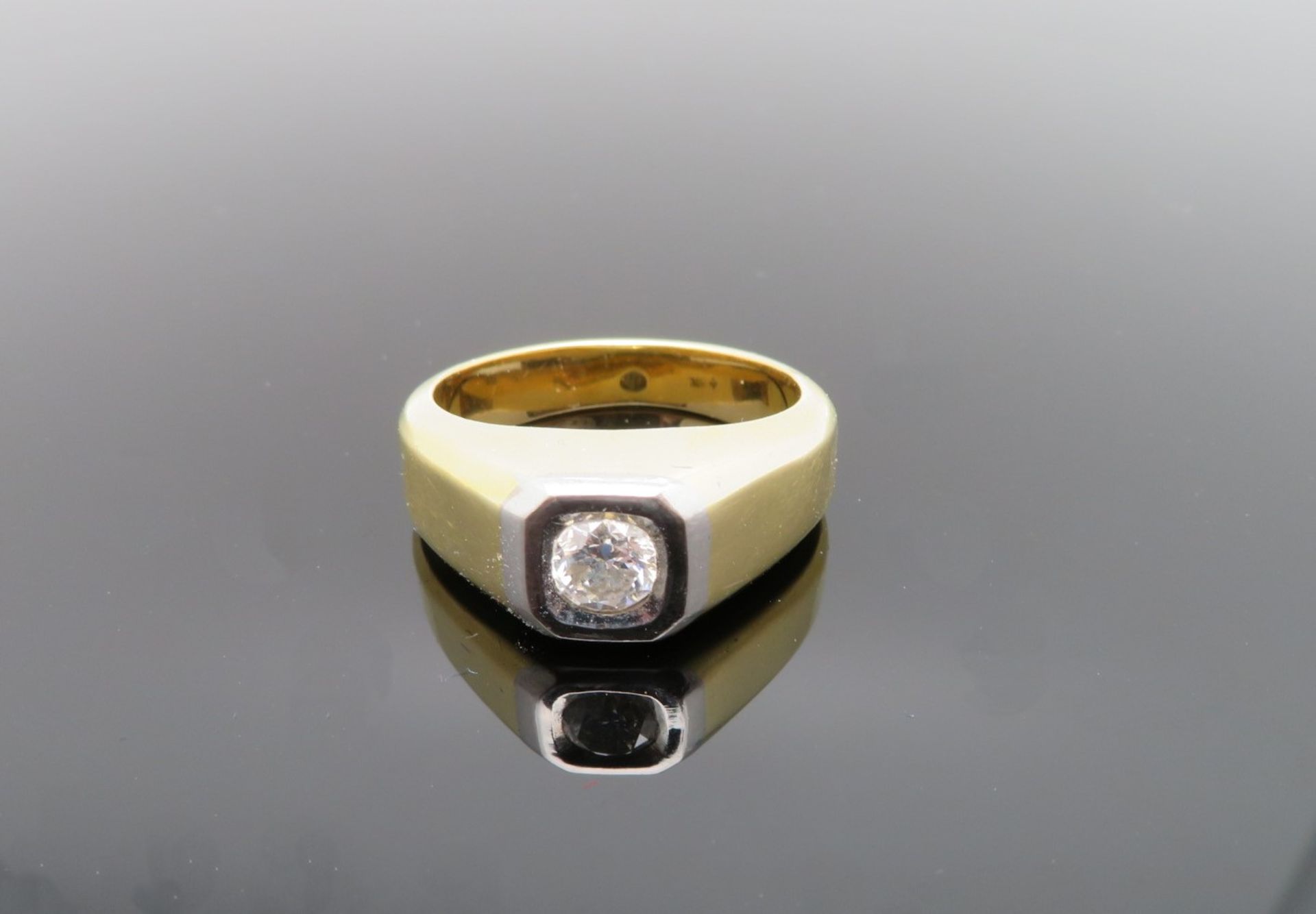 Herrenring, Brillant, ca. 0,50 ct, W VSI2, gefasst in 18-karätigem Weißgold, Ringschiene Gelbgold 7