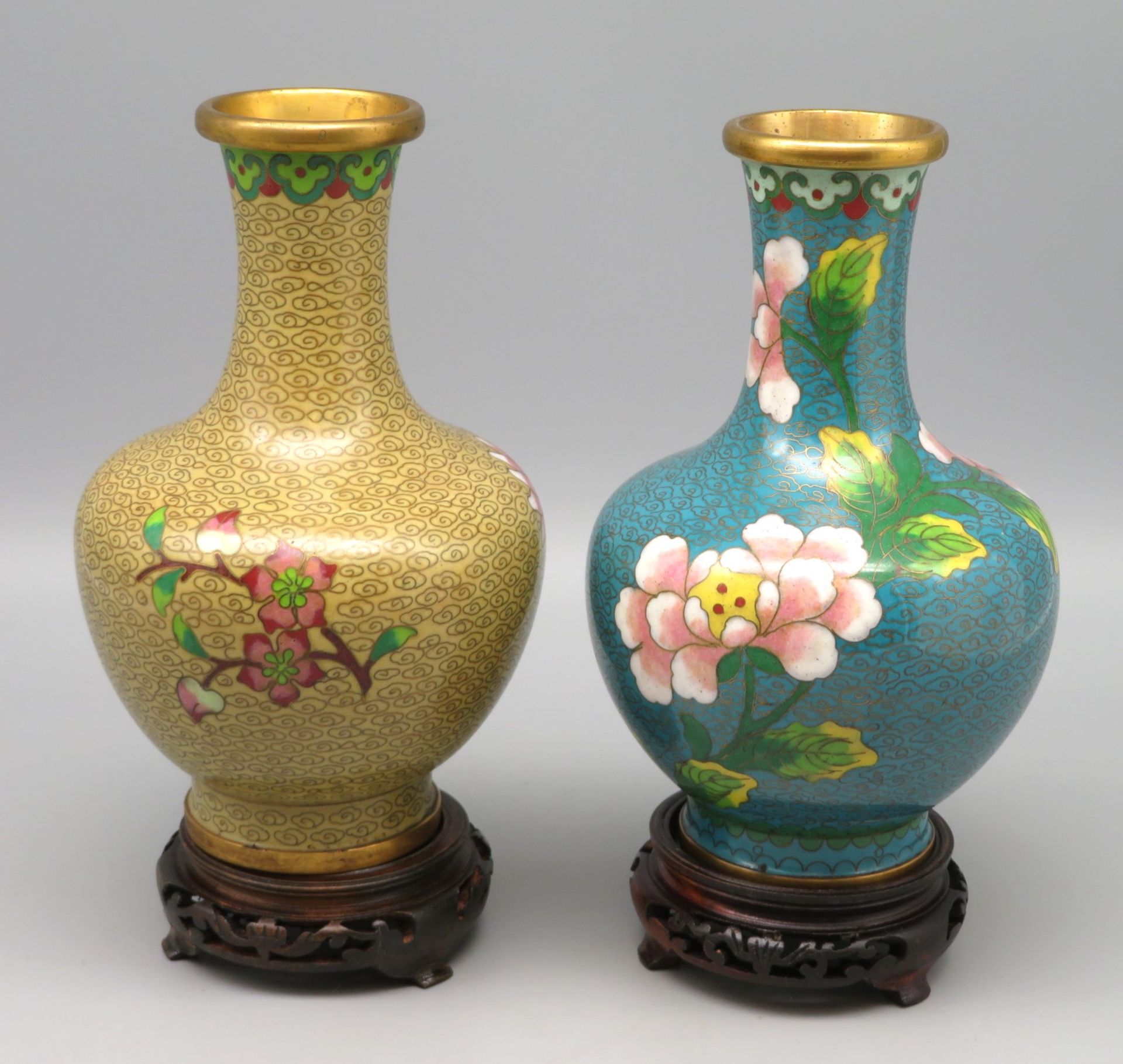 2 Cloisonné Vasen, China, 1. Hälfte 20. Jahrhundert, farbiger Zellenschmelz, geschnitzte Holzsockel - Image 2 of 2