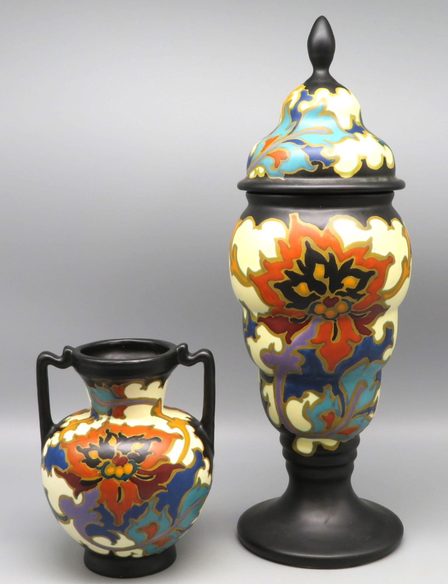 Hohe Deckelvase und Henkelvase, Niederlande, Gouda, Regina Rosario, Jugendstil, Fayence mit polychr