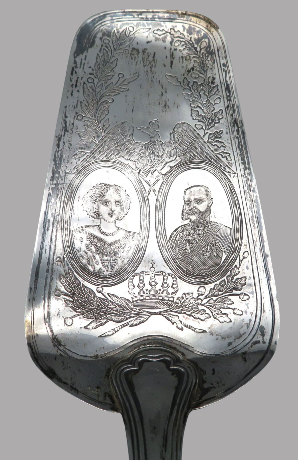 Kuchenschaufel mit Medaillonporträts des Kaiserpaares Franz Joseph I. und Elisabeth (genannt Sissi) - Bild 2 aus 3