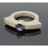 Designer Ring mit Amethyst, 1970er Jahre, rund facettierter Amethyst in breit ausladendem Ringkopf,