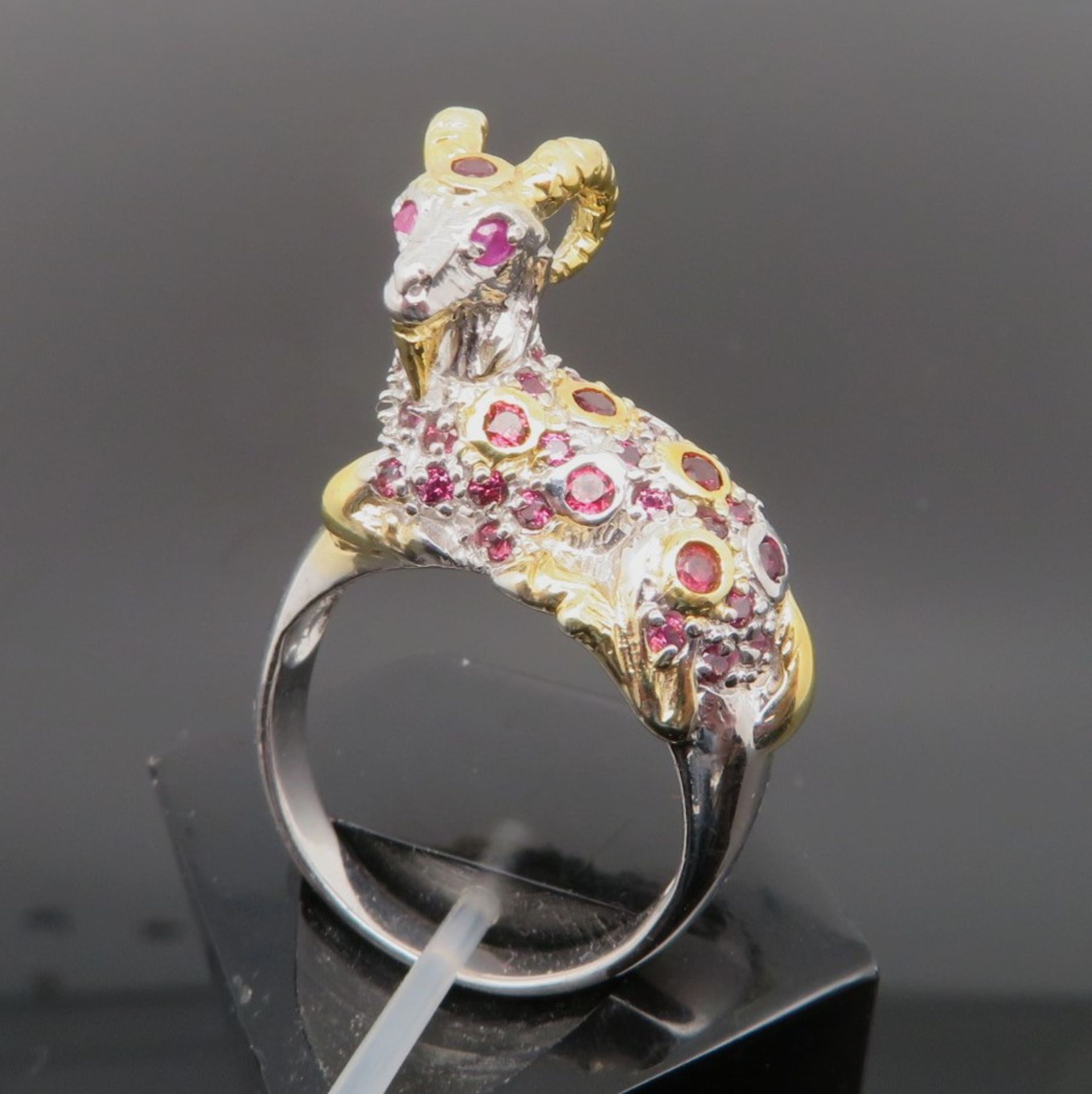 Ungewöhnlicher Designer Ring mit aufgesetztem Ziegenbock, reicher, facettierter Granatbesatz, Augen