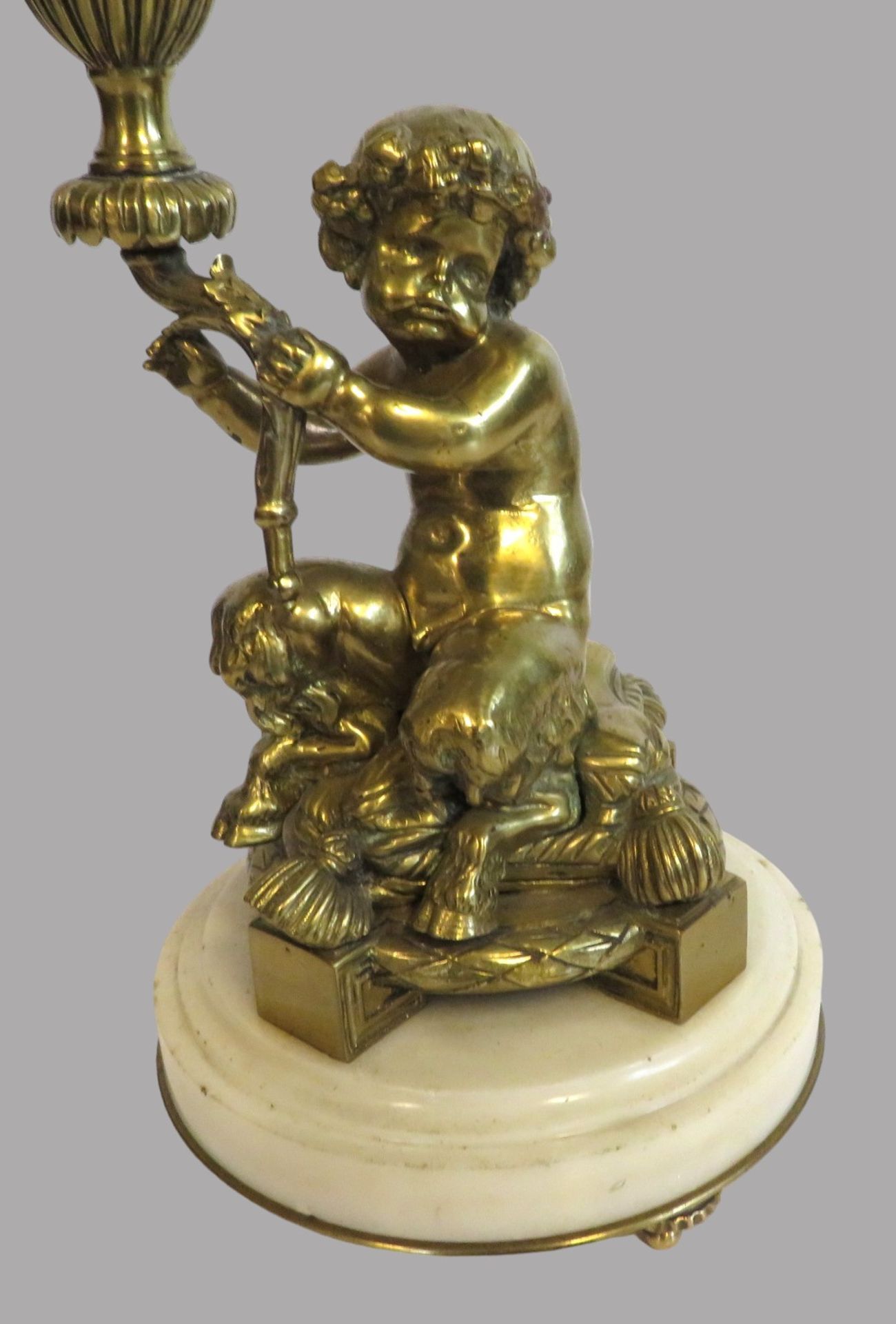 Petroleumlampe, 19. Jahrhundert, getragen durch einen Faun, Bronze, Alabastersockel, h 56 cm, d 15, - Bild 2 aus 2