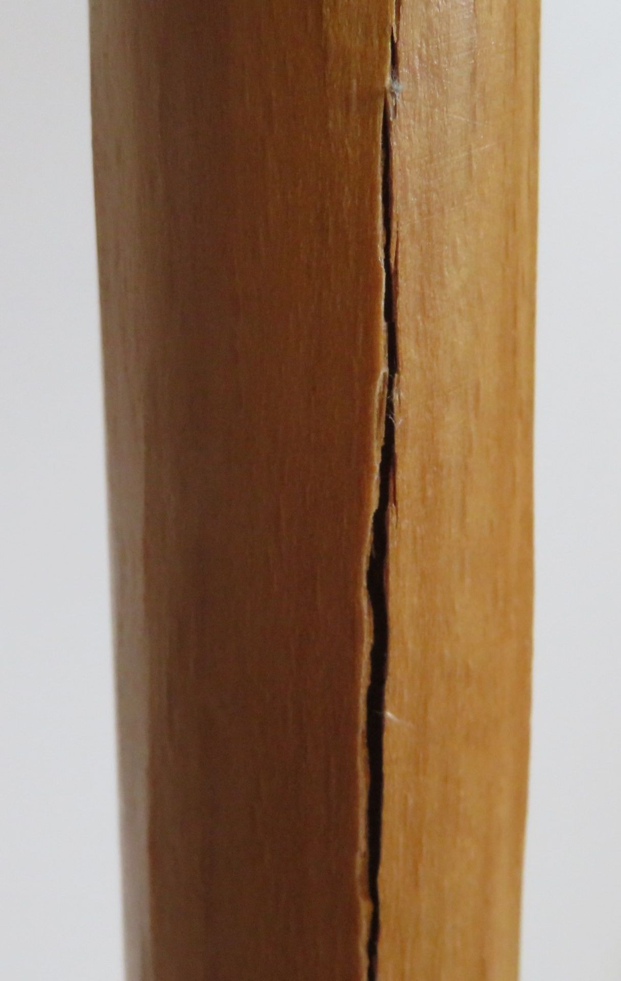 Designer Stehlampe, furnierter Standfuß, h 144 cm, d 56 cm. - Image 2 of 2