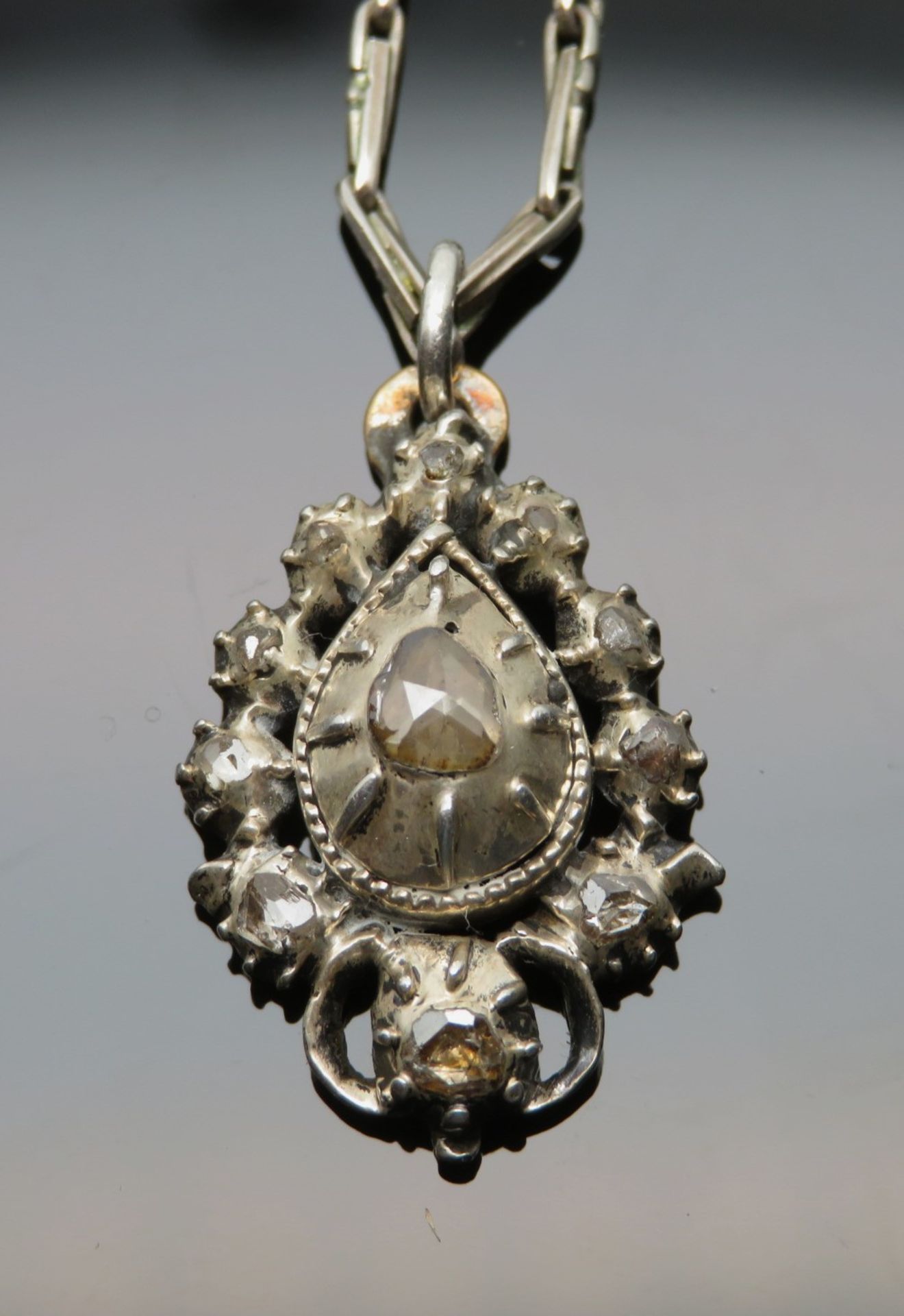 Antiker Anhänger an Kette, 19. Jahrhundert, besetzt mit 11 Diamantrosen, Silberfassung, Anhänger l - Image 2 of 2